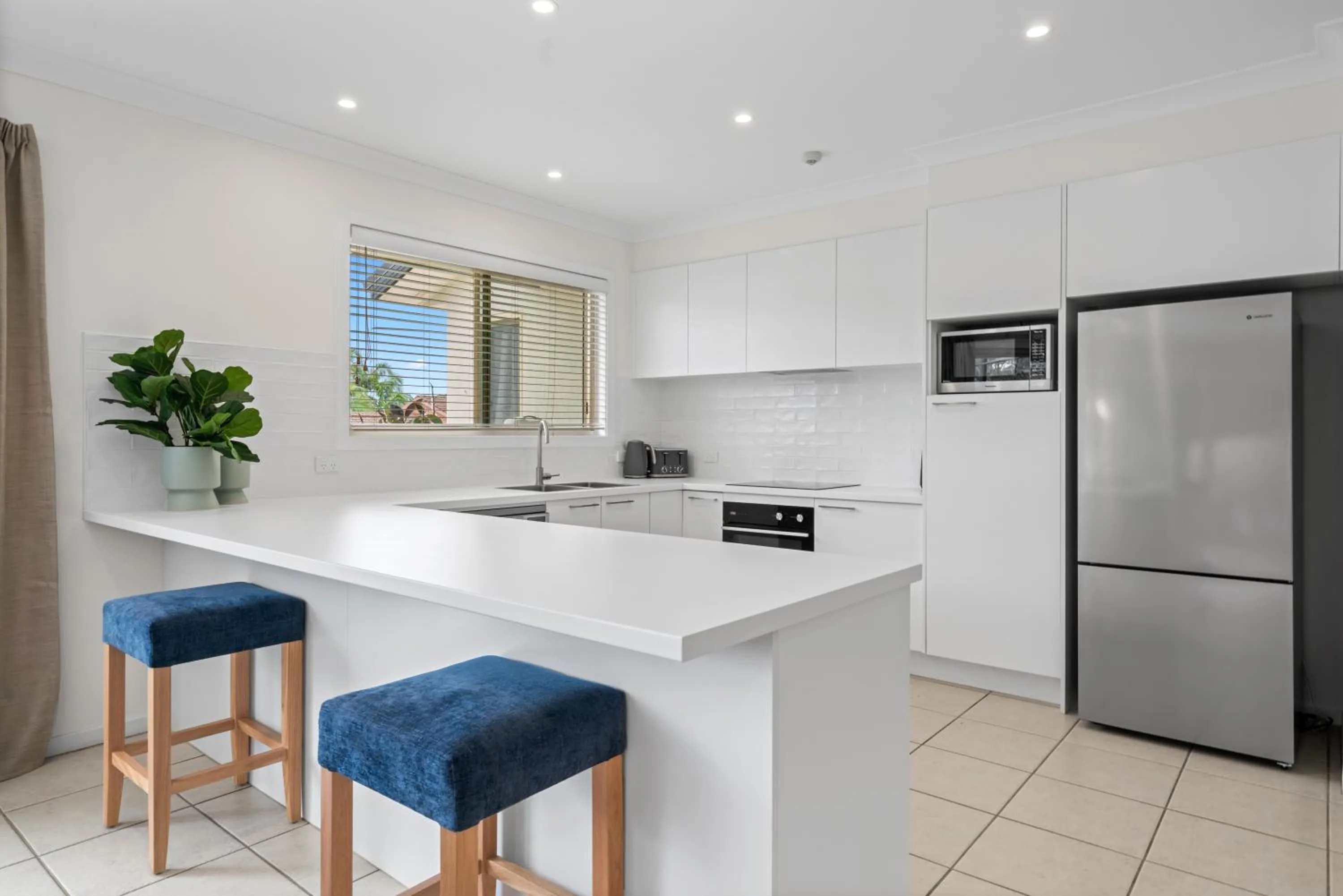 Kitchen or kitchenette in Terrigal Sails Serviced Apartments