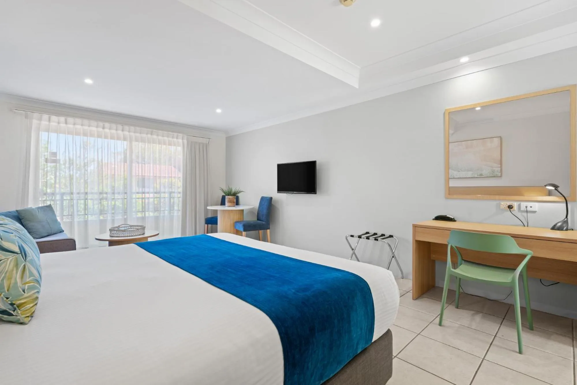 Photo of the whole room, Bed in Terrigal Sails Serviced Apartments