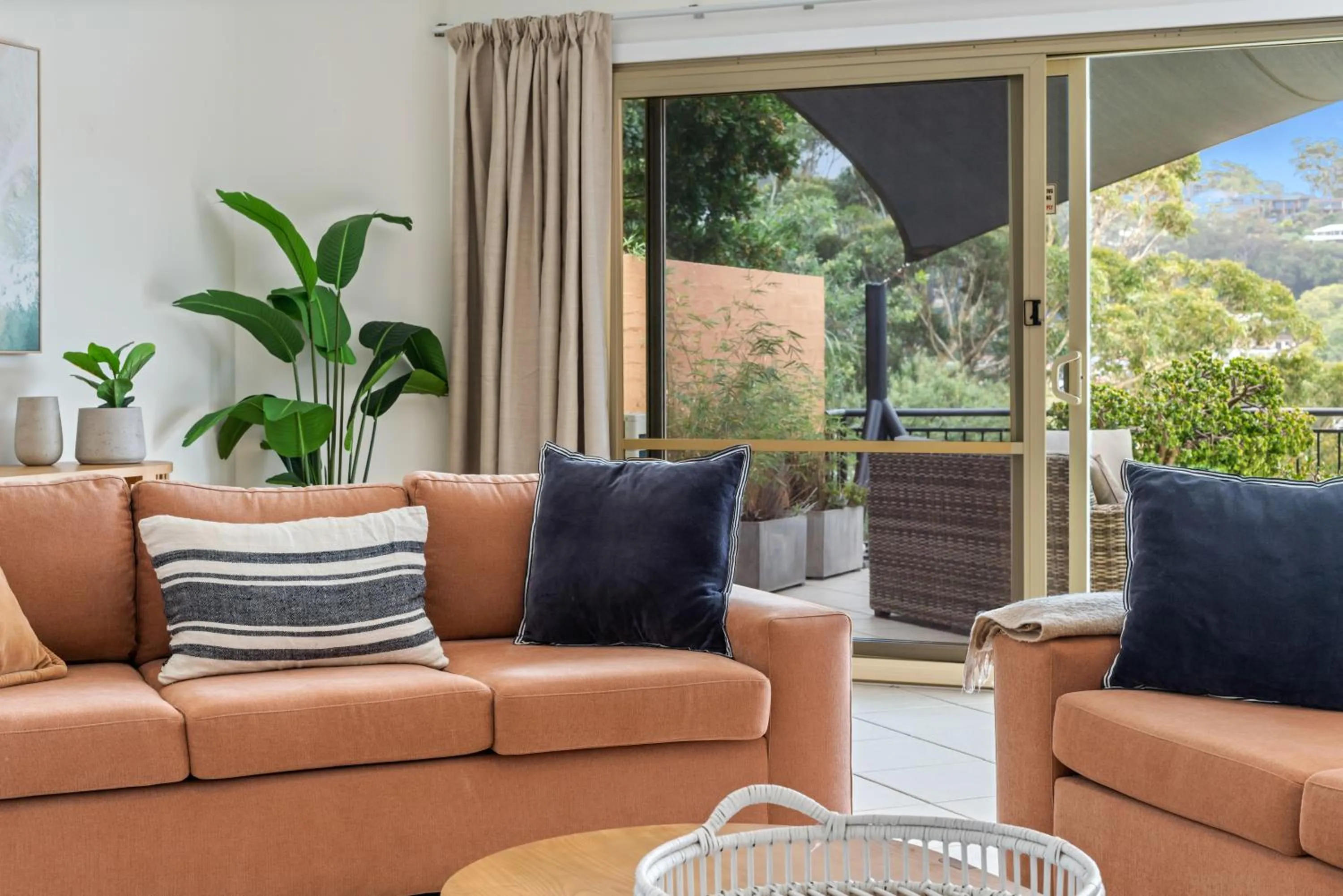 Lounge or bar in Terrigal Sails Serviced Apartments
