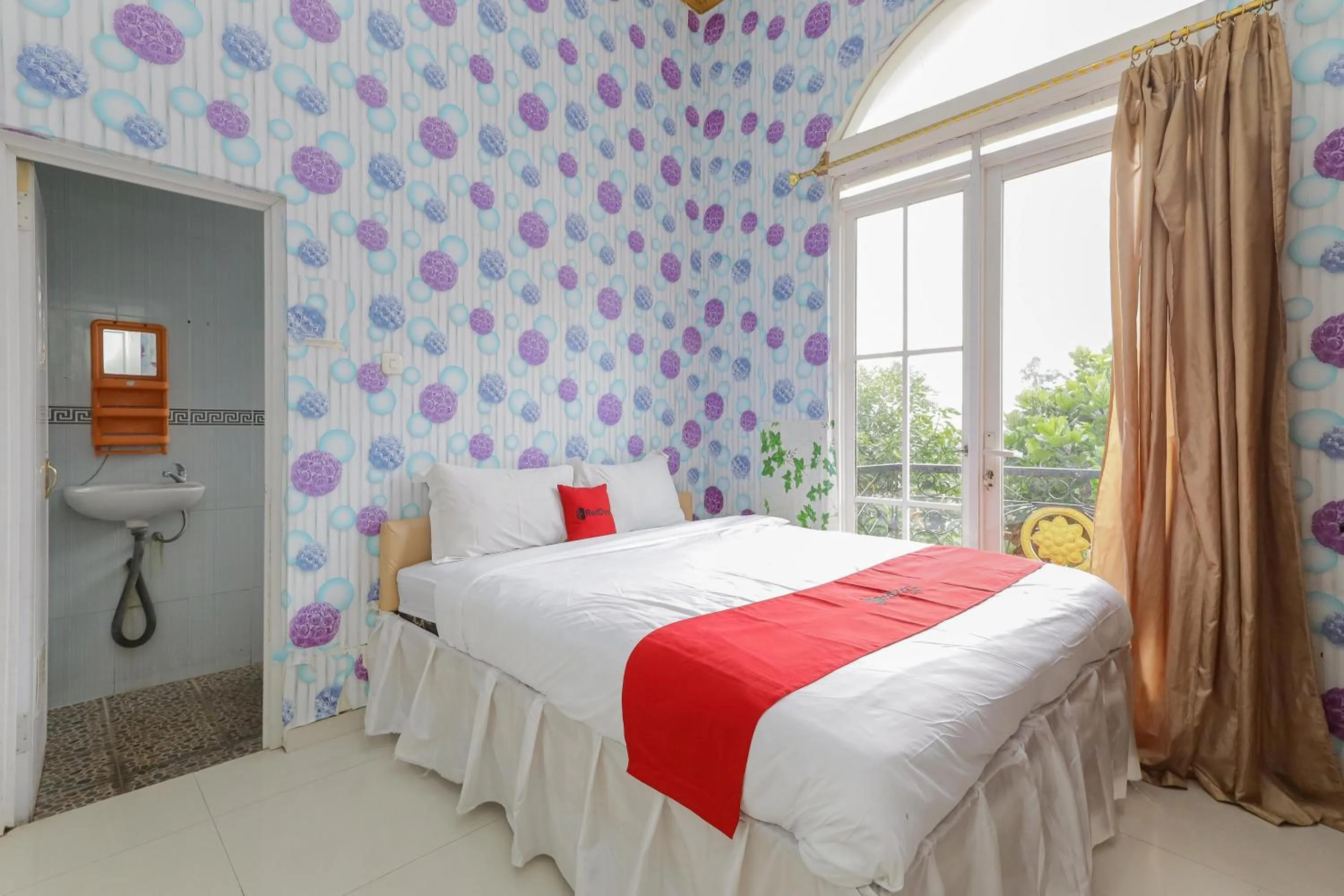 Bedroom, Bed in RedDoorz at Villa Puncak Tidar