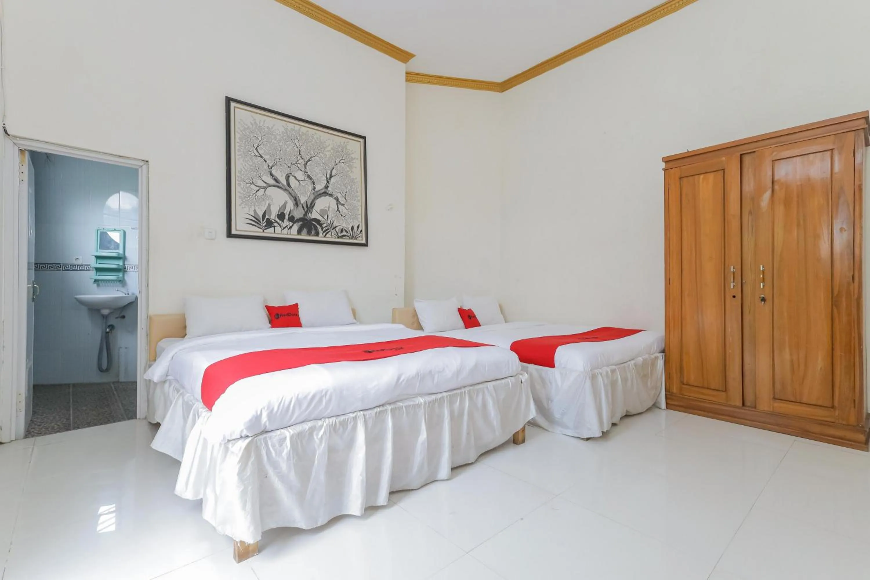 Bedroom, Bed in RedDoorz at Villa Puncak Tidar