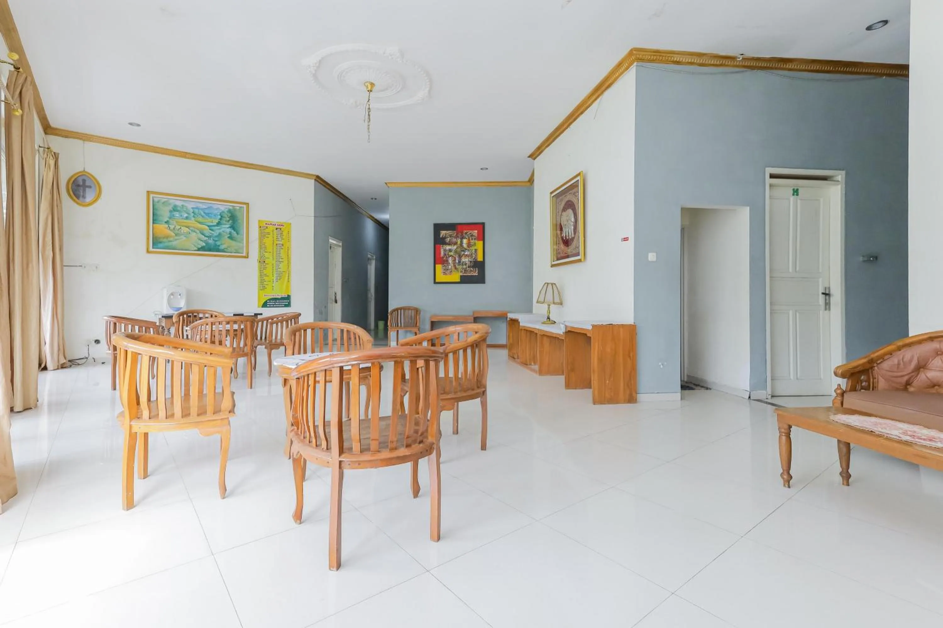 Living room, Restaurant/Places to Eat in RedDoorz at Villa Puncak Tidar