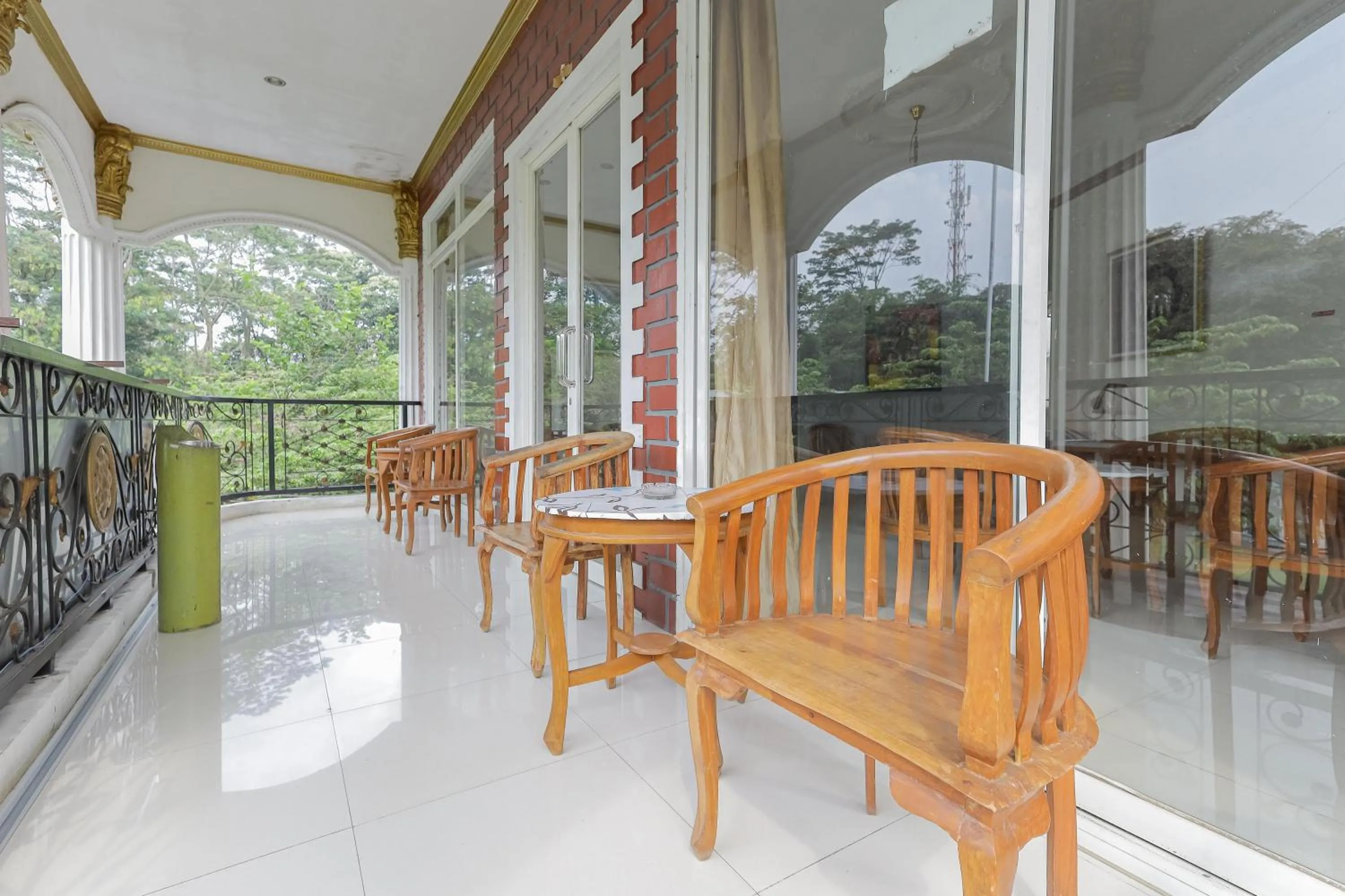 Balcony/Terrace, Restaurant/Places to Eat in RedDoorz at Villa Puncak Tidar