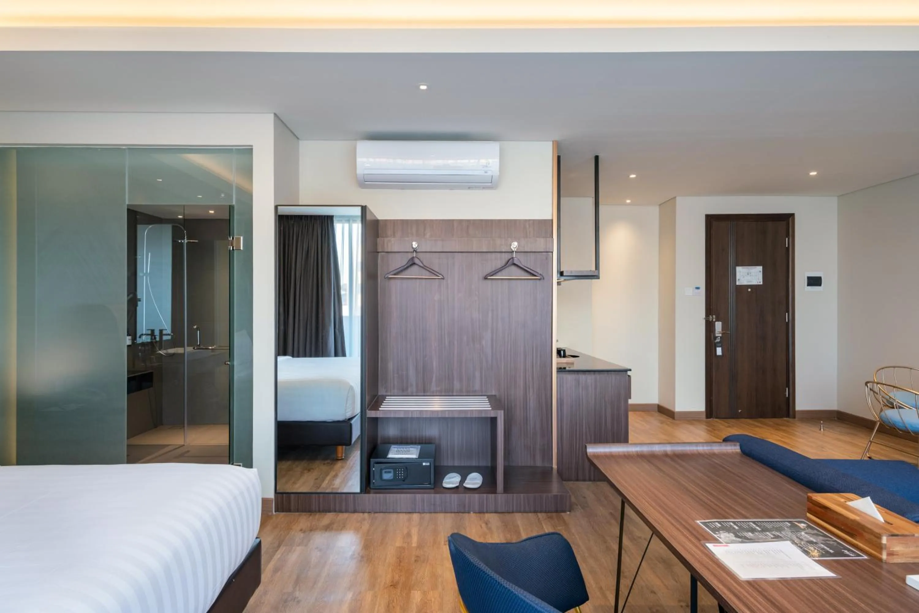 Living room, Bed in Luminor Hotel Jakarta Kota By WH