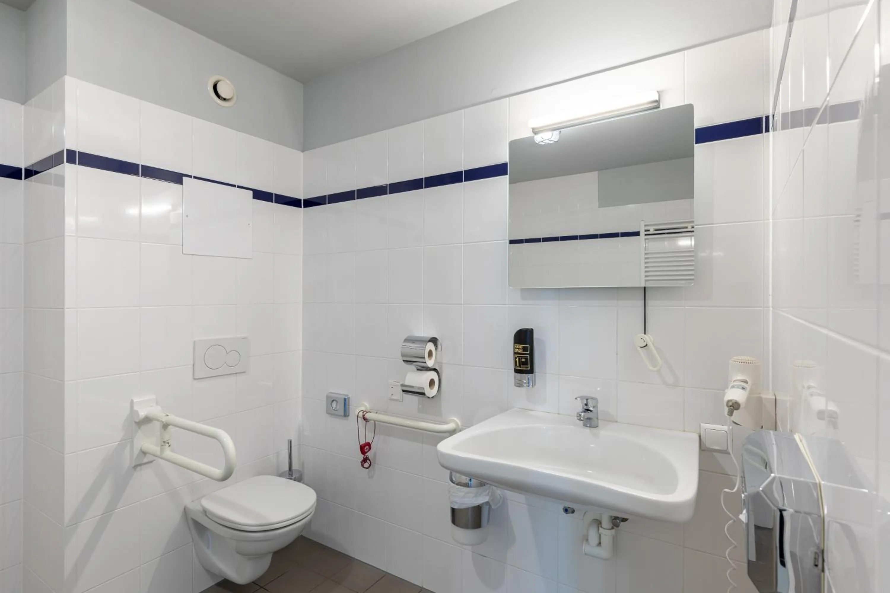 Photo of the whole room in a&o Wien Hauptbahnhof