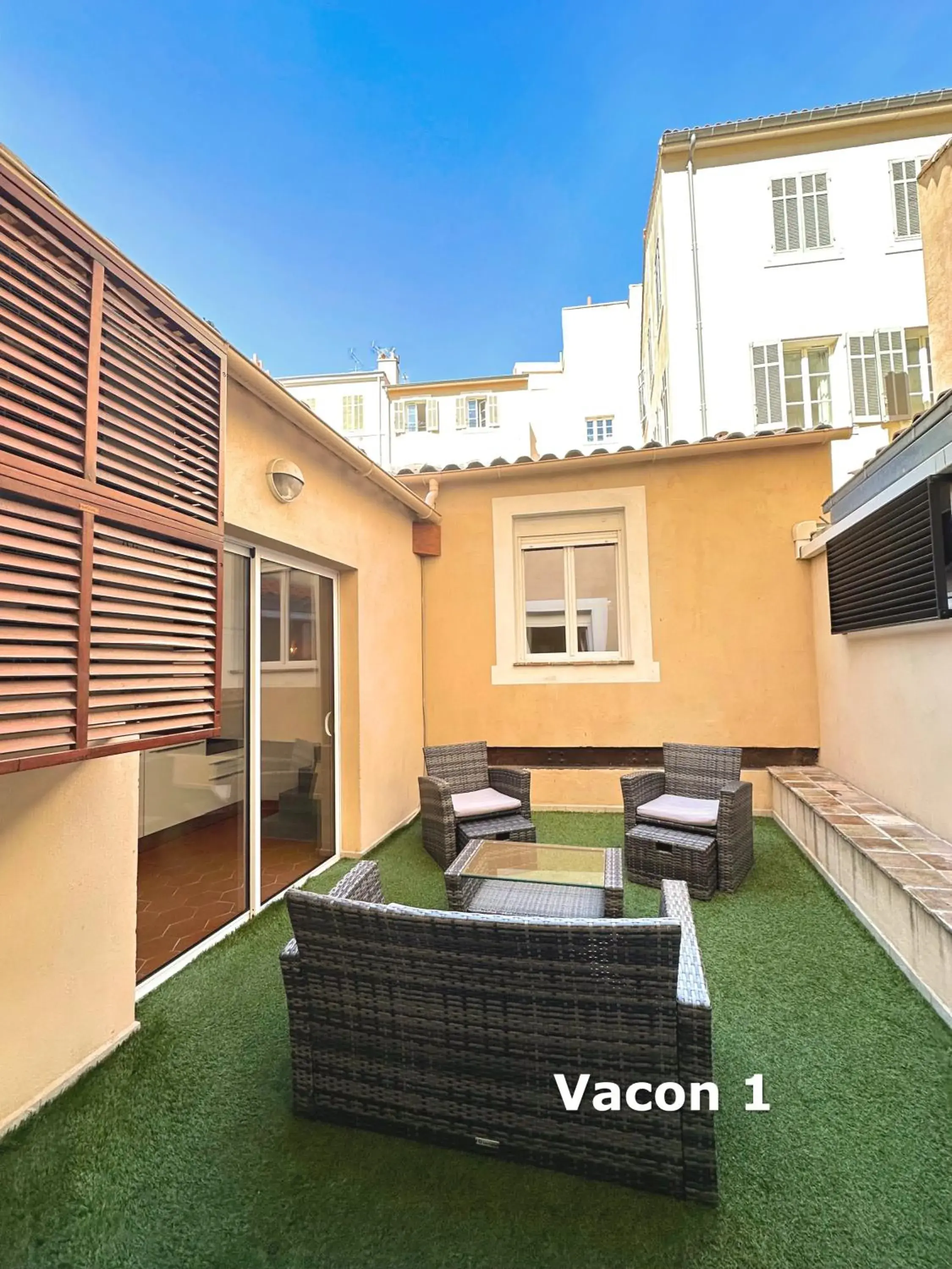 Two-Bedroom Apartment with Terrace in Les Appartements du Vieux Port Two-Bedroom Apartment with Terrace in Les Appartements du Vieux Port