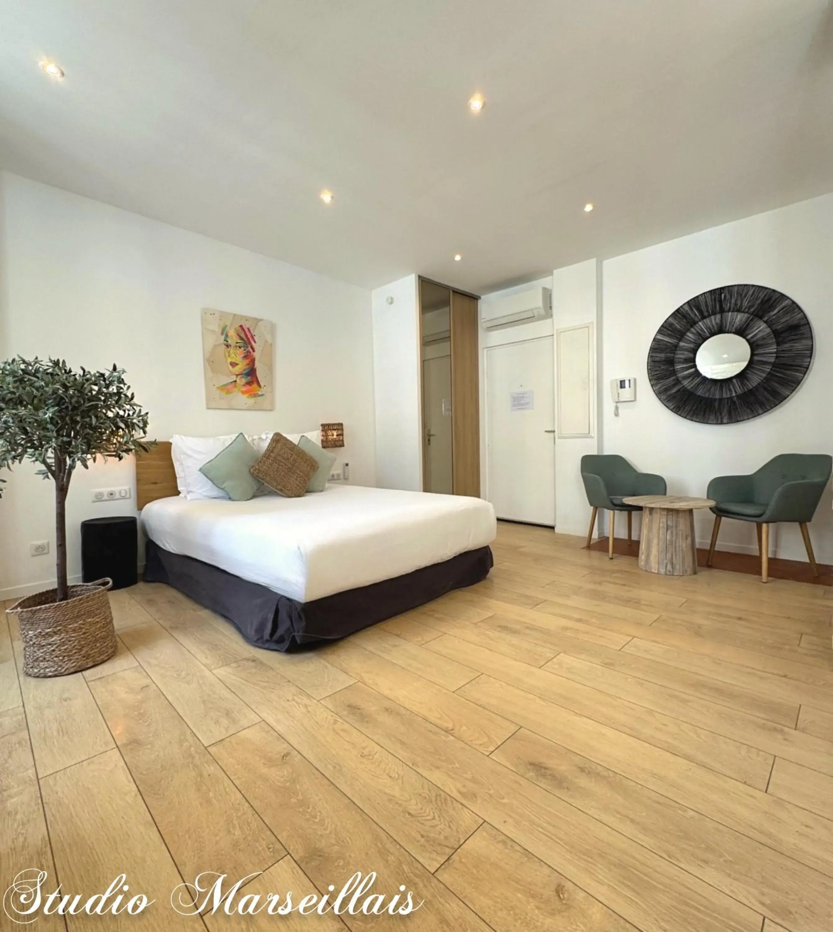 Deluxe Queen Studio in Les Appartements du Vieux Port Deluxe Queen Studio in Les Appartements du Vieux Port