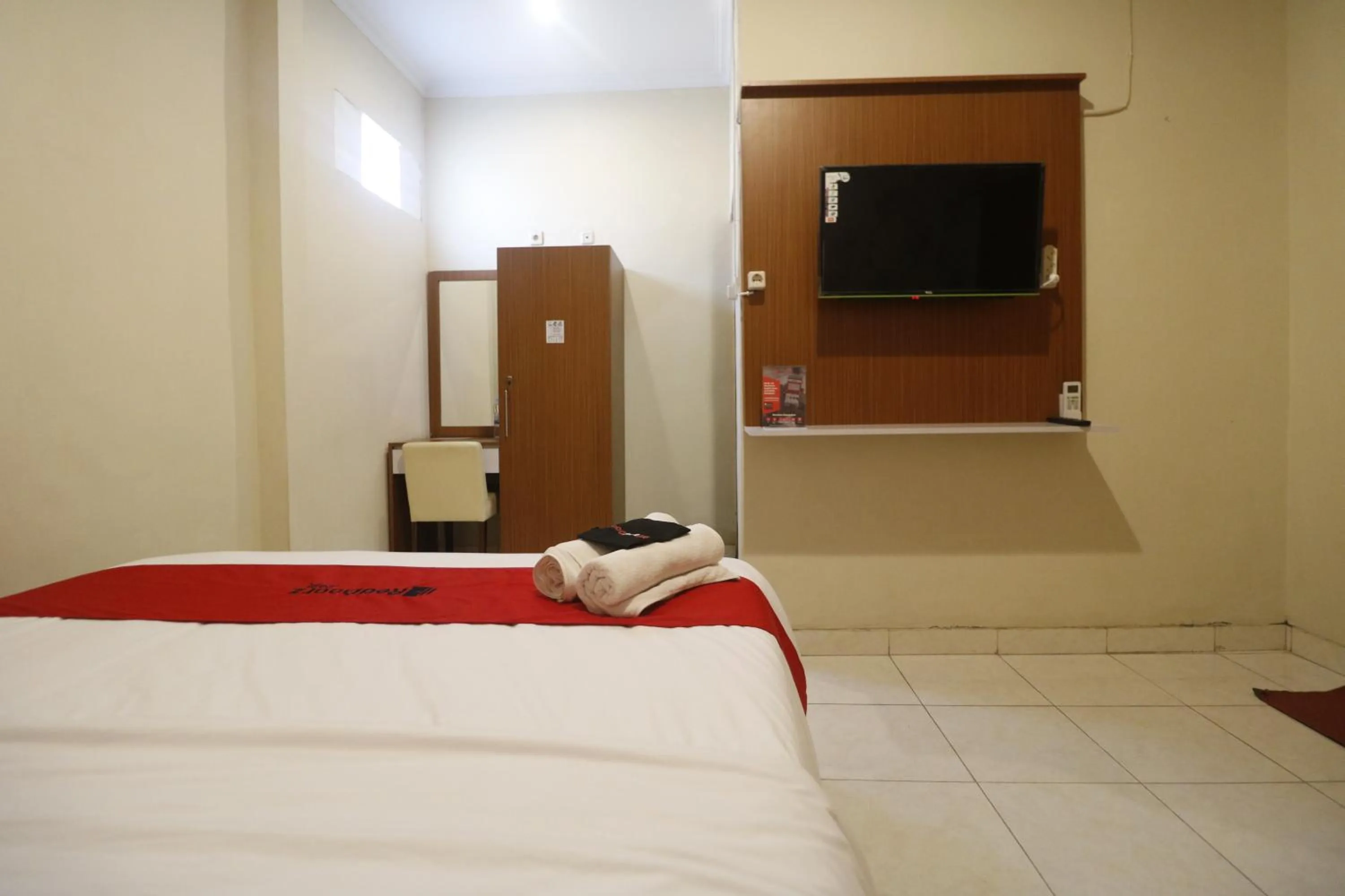 TV and multimedia, Bed in RedDoorz Plus @ Jalan Parangtritis 2