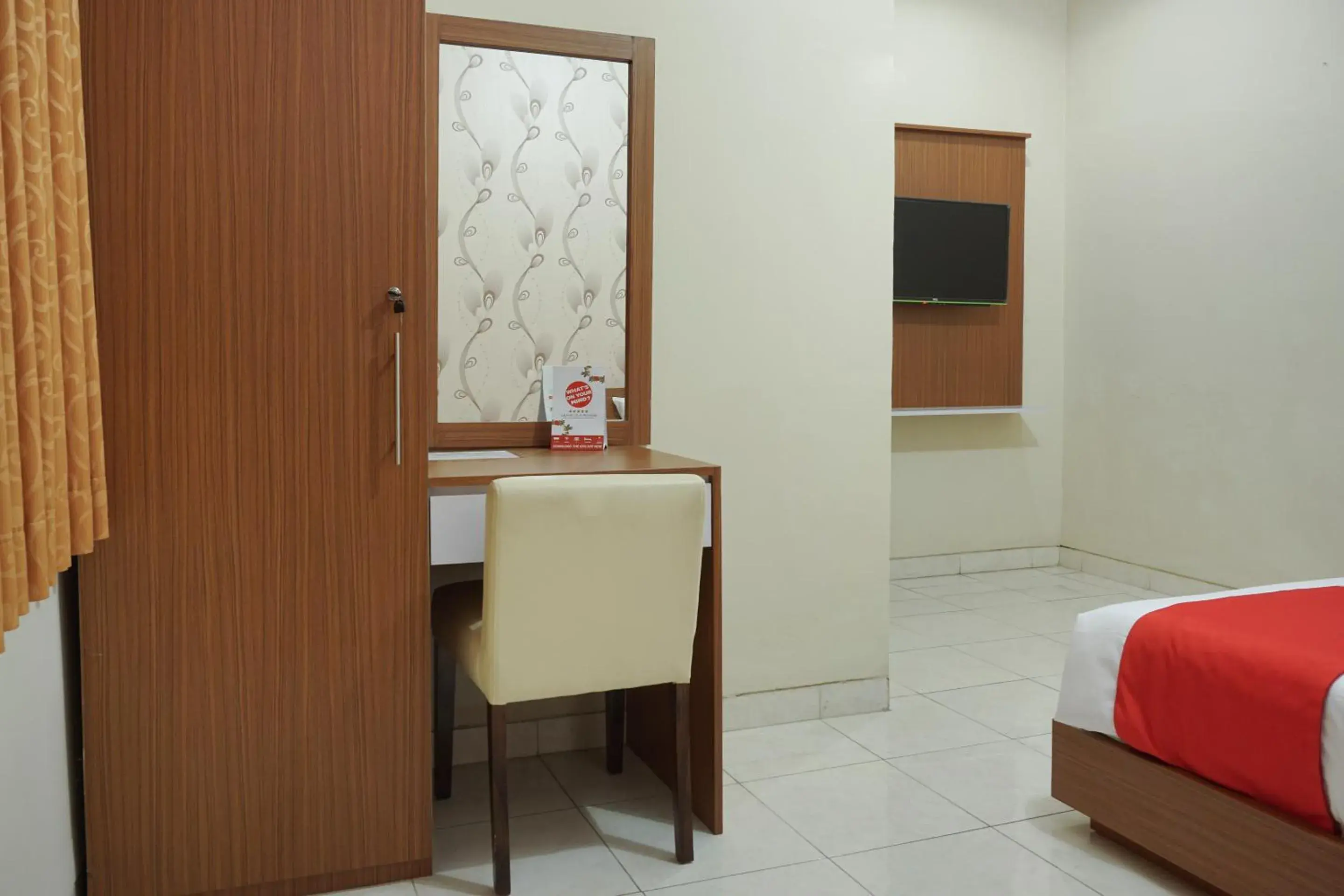 TV and multimedia, Bed in RedDoorz Plus @ Jalan Parangtritis 2 TV and multimedia, Bed in RedDoorz Plus @ Jalan Parangtritis 2