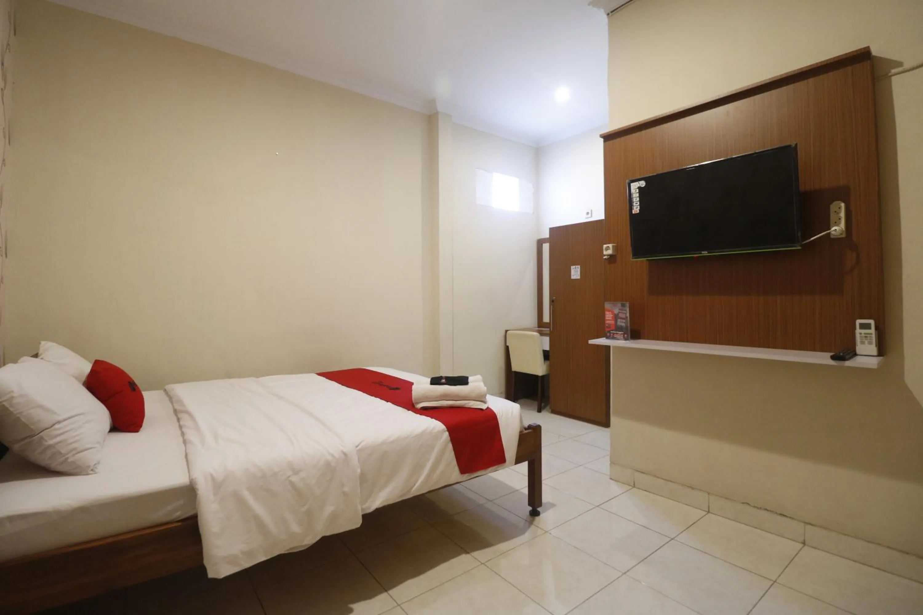 Bedroom, Bed in RedDoorz Plus @ Jalan Parangtritis 2