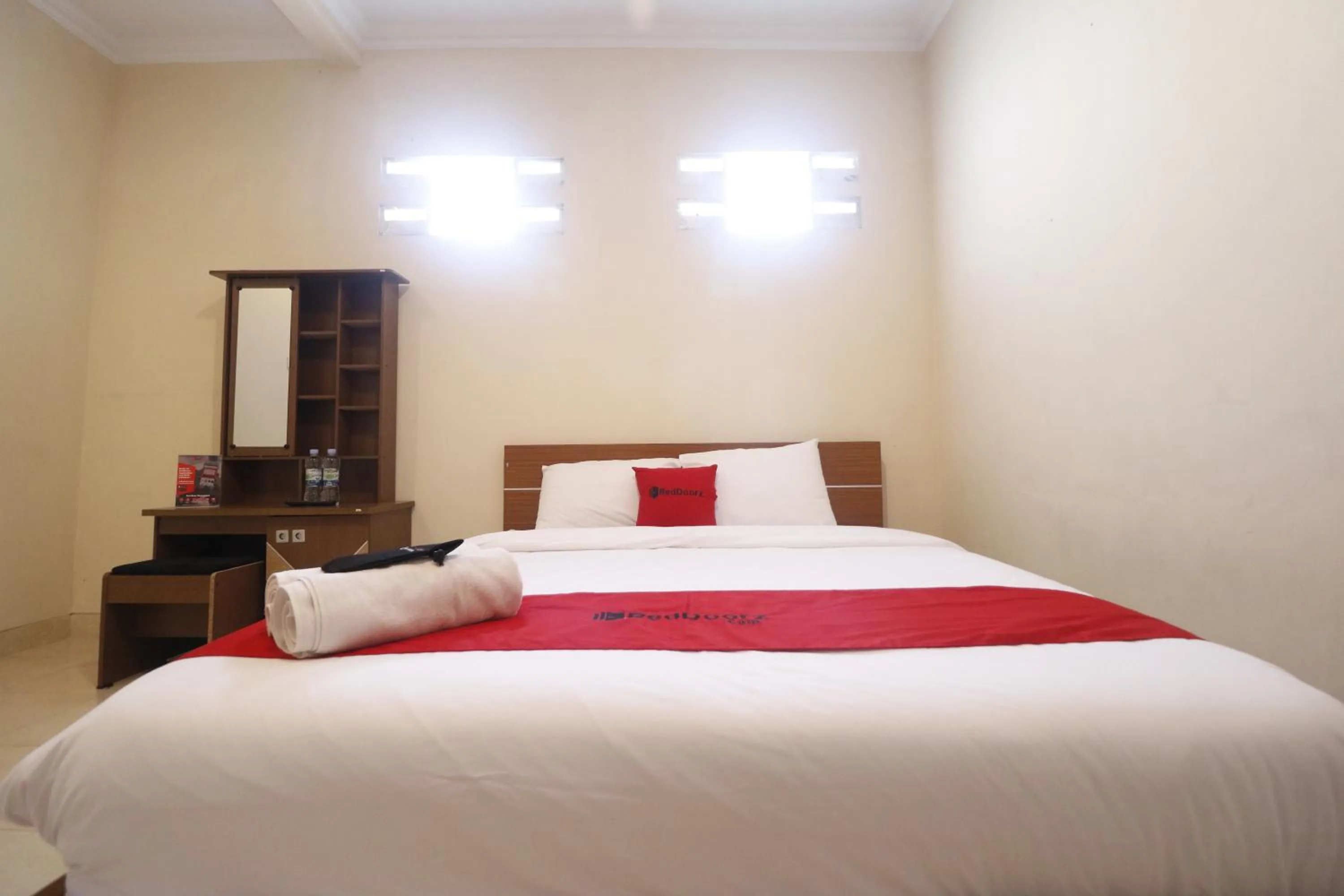Bedroom, Bed in RedDoorz Plus @ Jalan Parangtritis 2