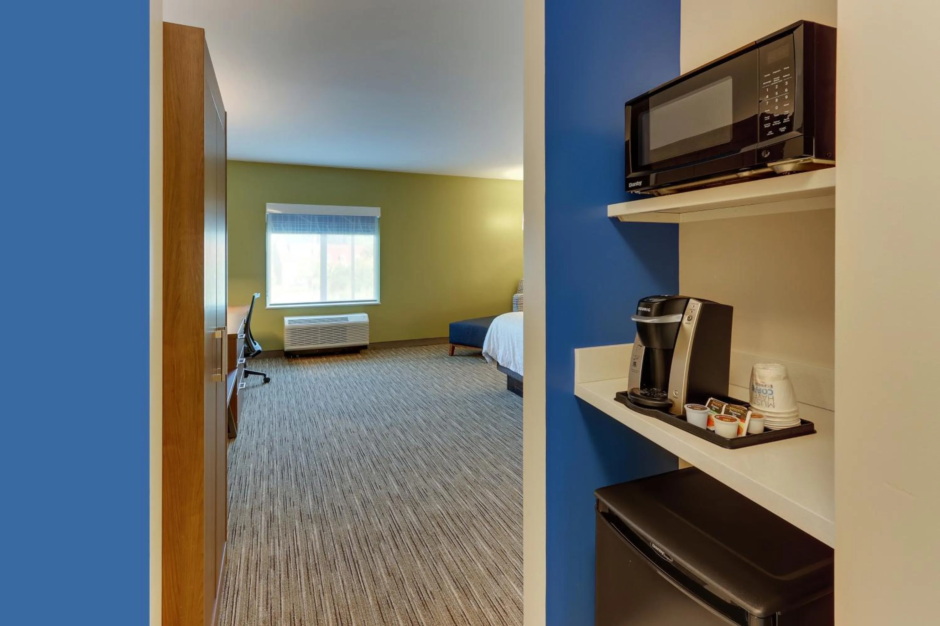 Coffee/tea facilities, Bed in Holiday Inn Express & Suites - Saugerties - Hudson Valley by IHG