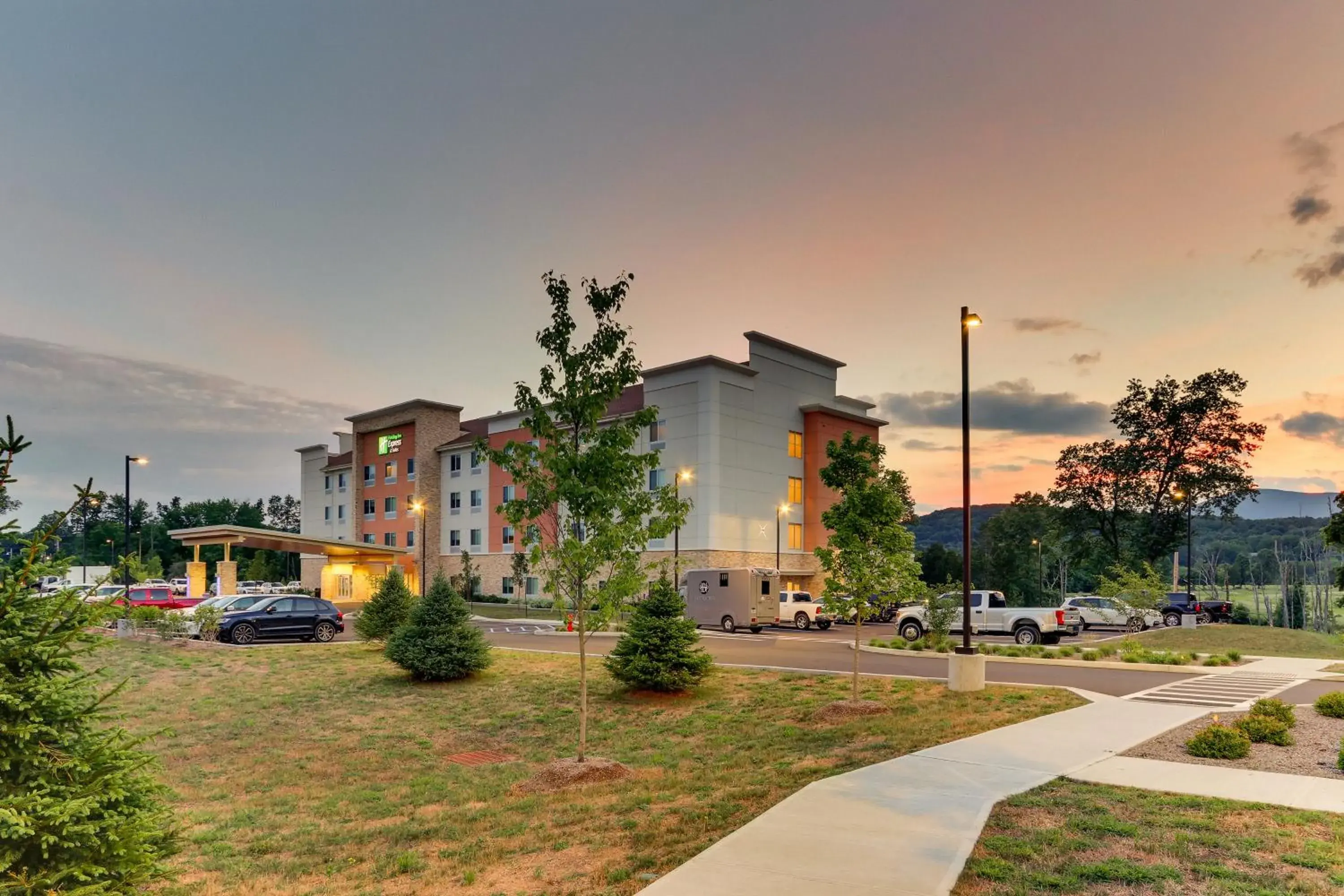 Property building in Holiday Inn Express & Suites - Saugerties - Hudson Valley by IHG Property building in Holiday Inn Express & Suites - Saugerties - Hudson Valley by IHG