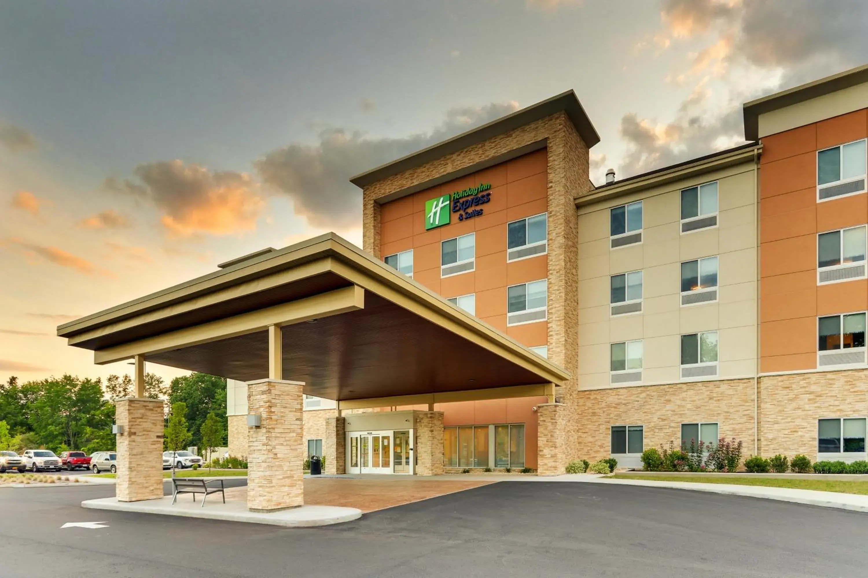 Property building in Holiday Inn Express & Suites - Saugerties - Hudson Valley by IHG Property building in Holiday Inn Express & Suites - Saugerties - Hudson Valley by IHG