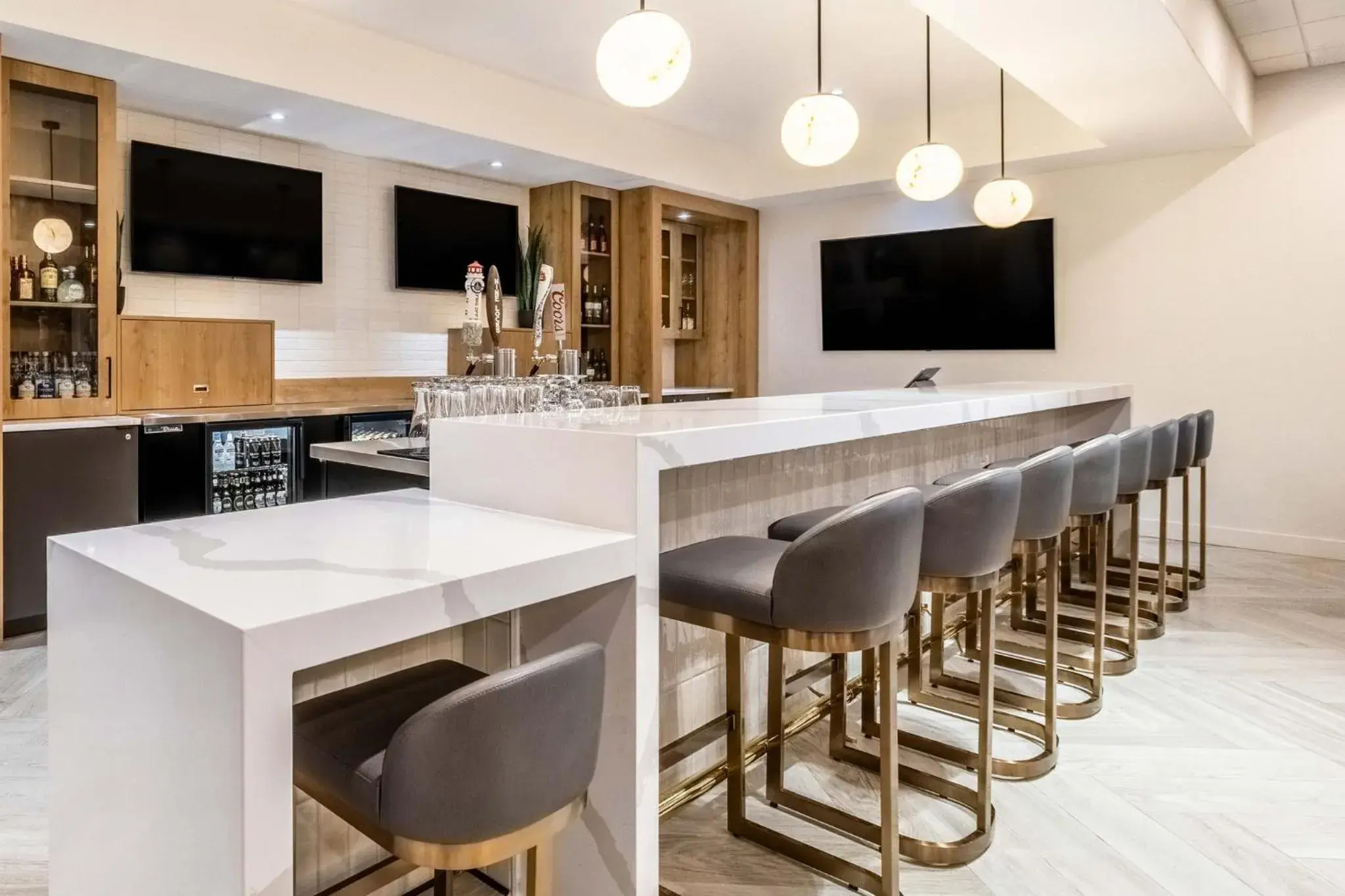 Lounge or bar in Holiday Inn Express & Suites - Halifax – Dartmouth Lounge or bar in Holiday Inn Express & Suites - Halifax – Dartmouth