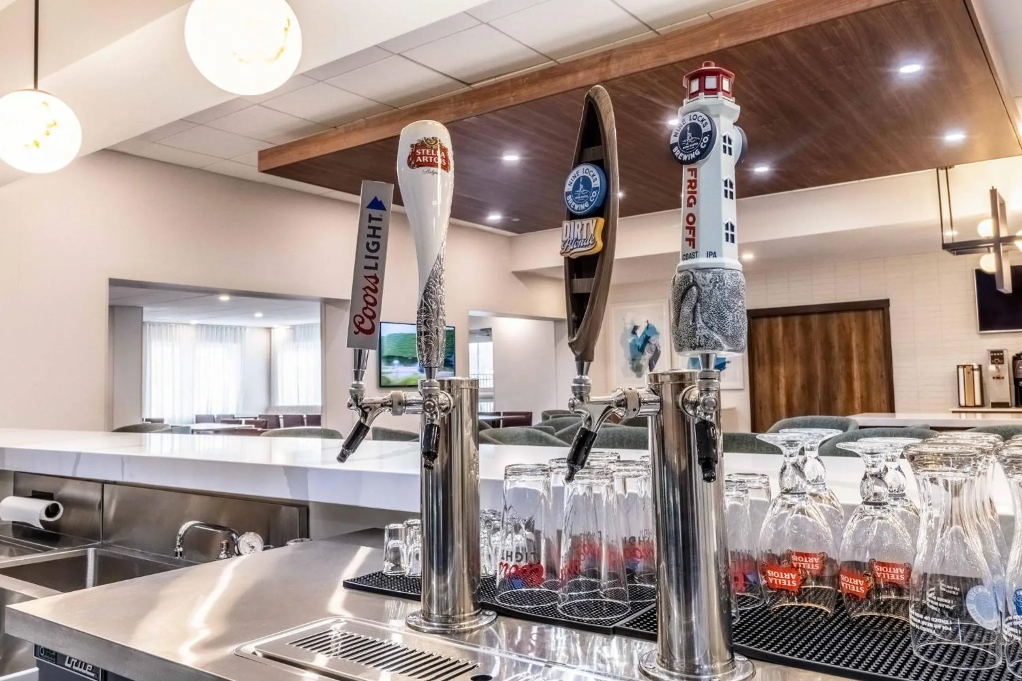 Lounge or bar in Holiday Inn Express & Suites - Halifax – Dartmouth