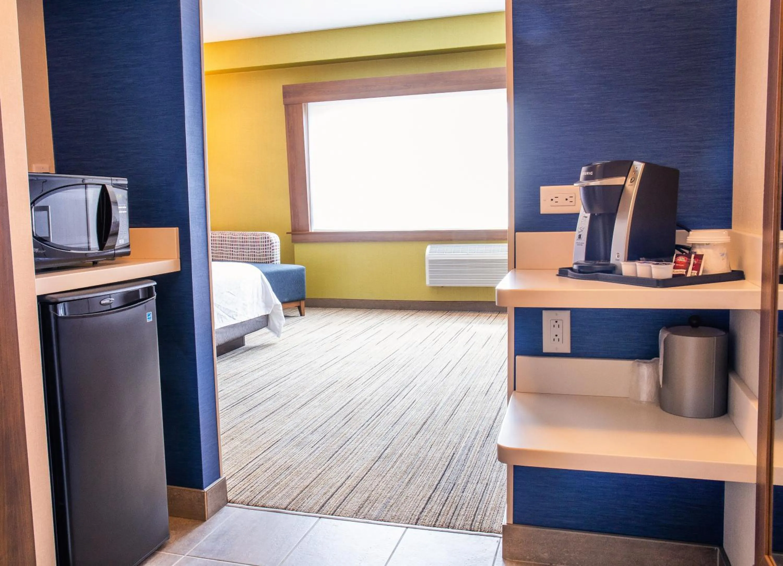 Coffee/tea facilities in Holiday Inn Express & Suites - Halifax – Dartmouth
