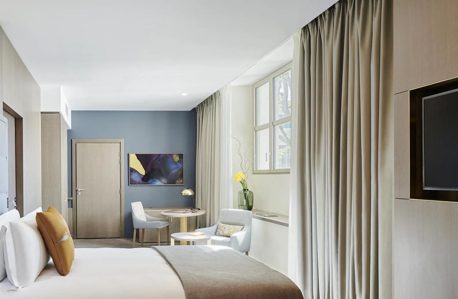 Photo of the whole room, Bed in InterContinental Lyon - Hotel Dieu by IHG