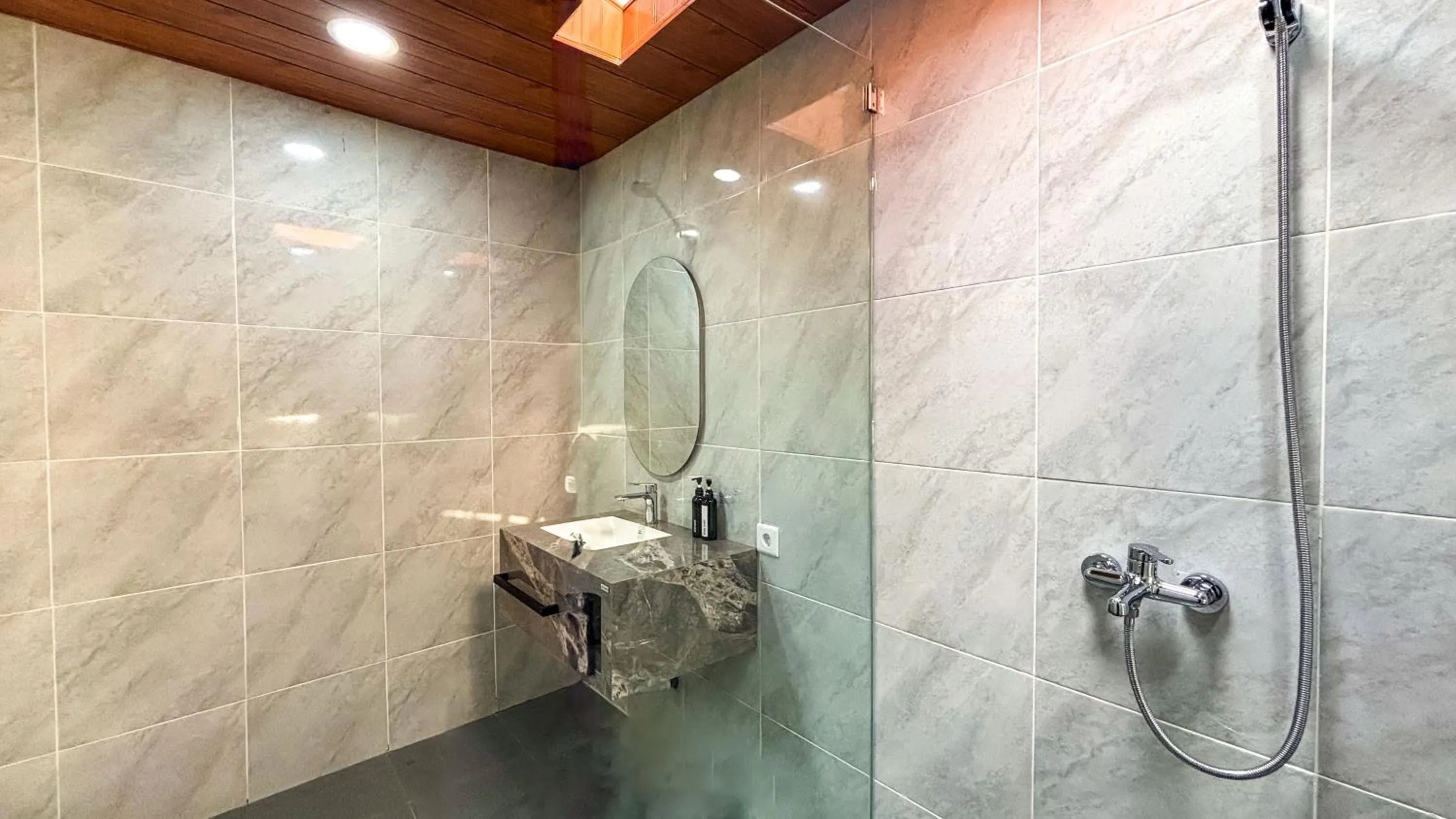 Shower in Villa Alisha Pererenan Canggu