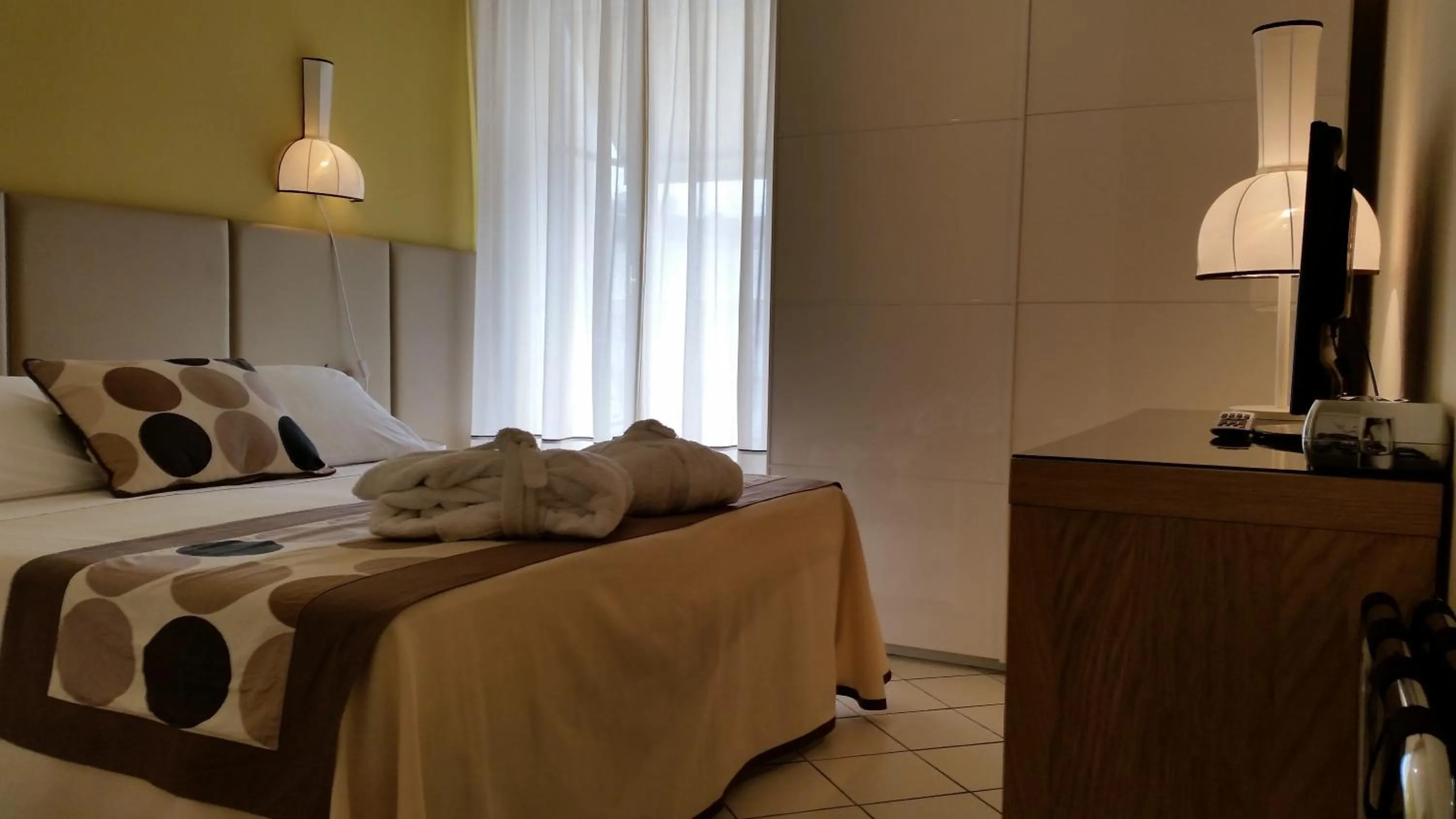 Bed in HOTEL TRIONFAL - Fronte Mare - Vicinissimi al Centro