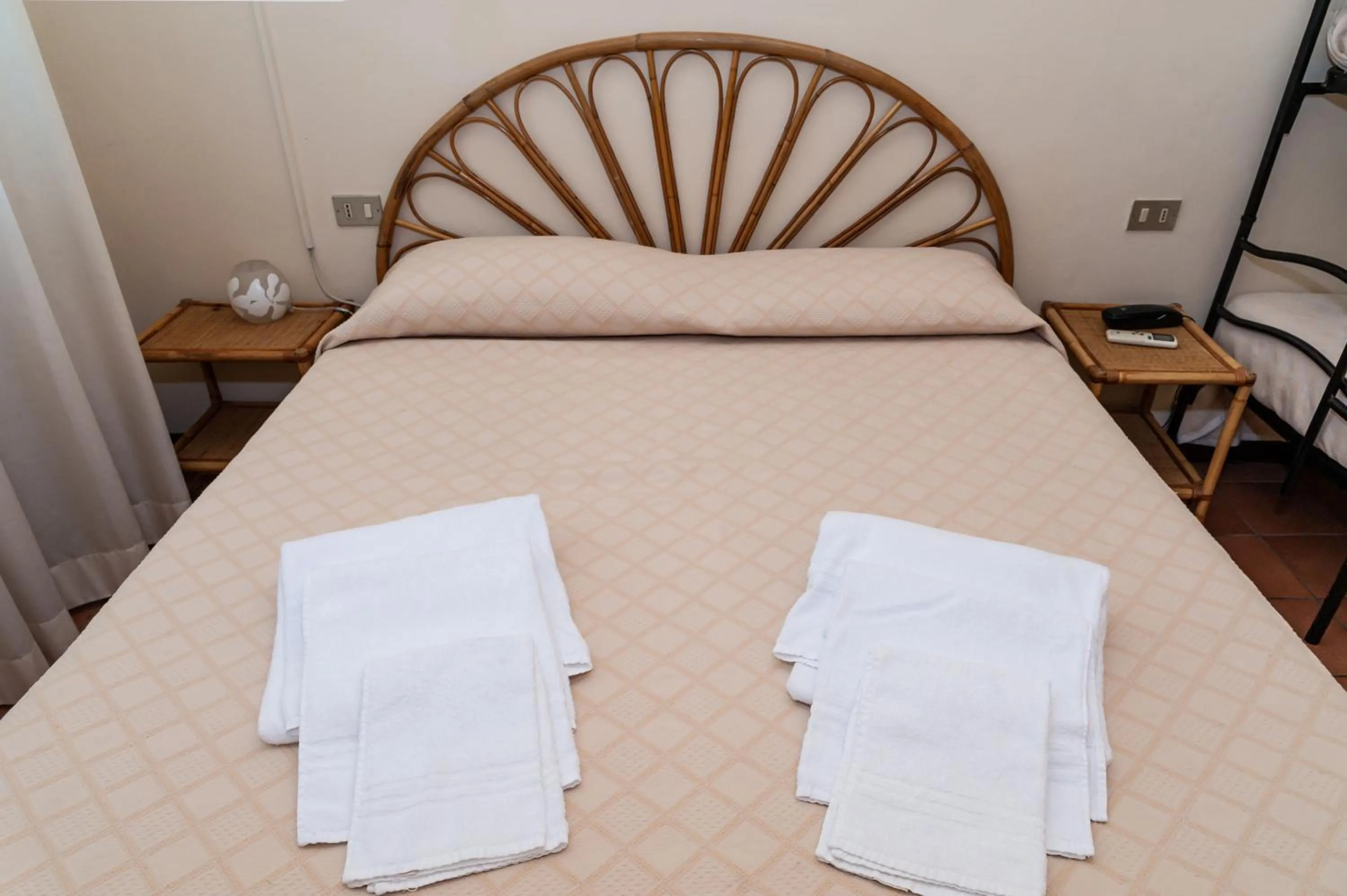 Bed in HOTEL TRIONFAL - Fronte Mare - Vicinissimi al Centro