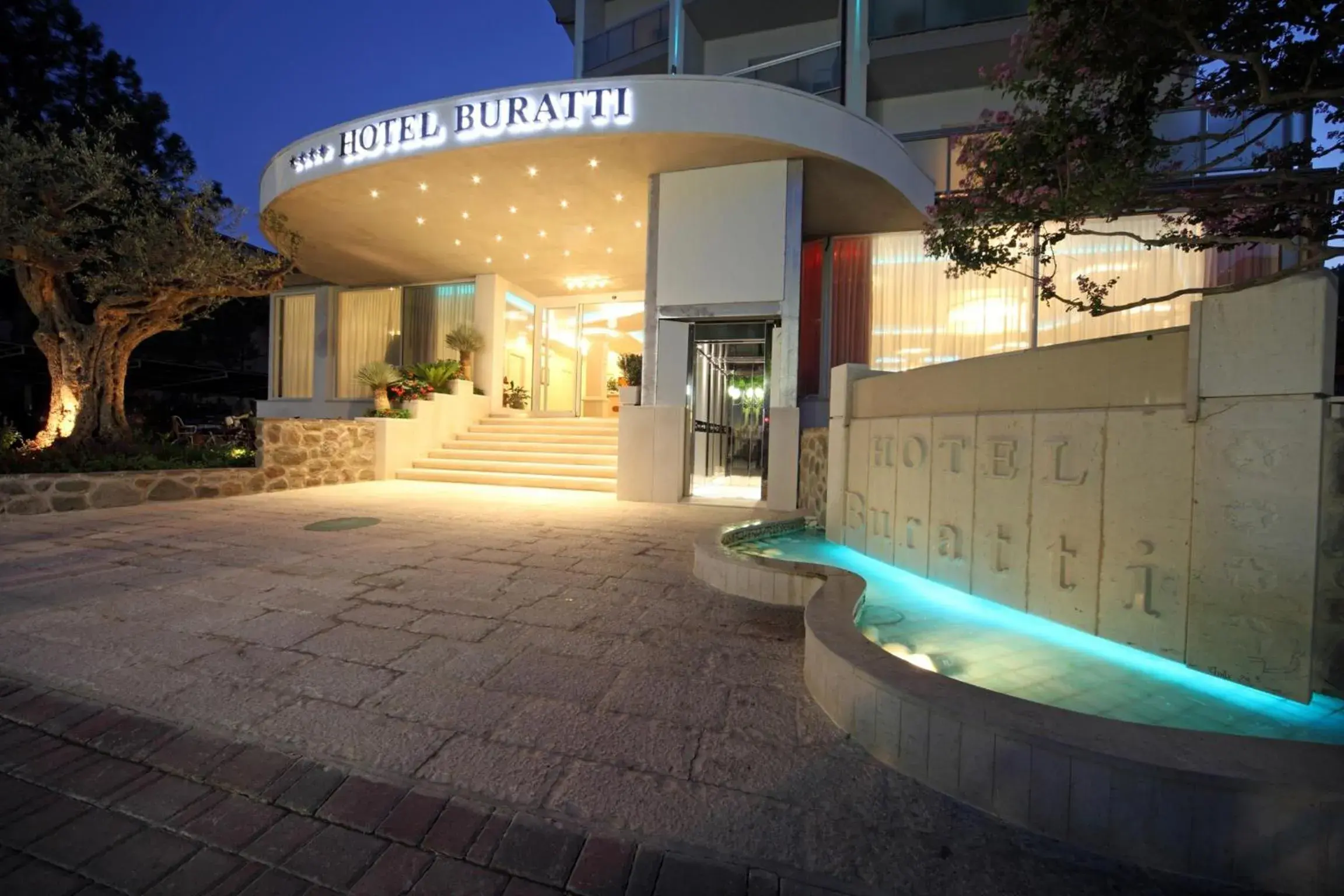 Facade/entrance, Swimming Pool in Hotel Buratti