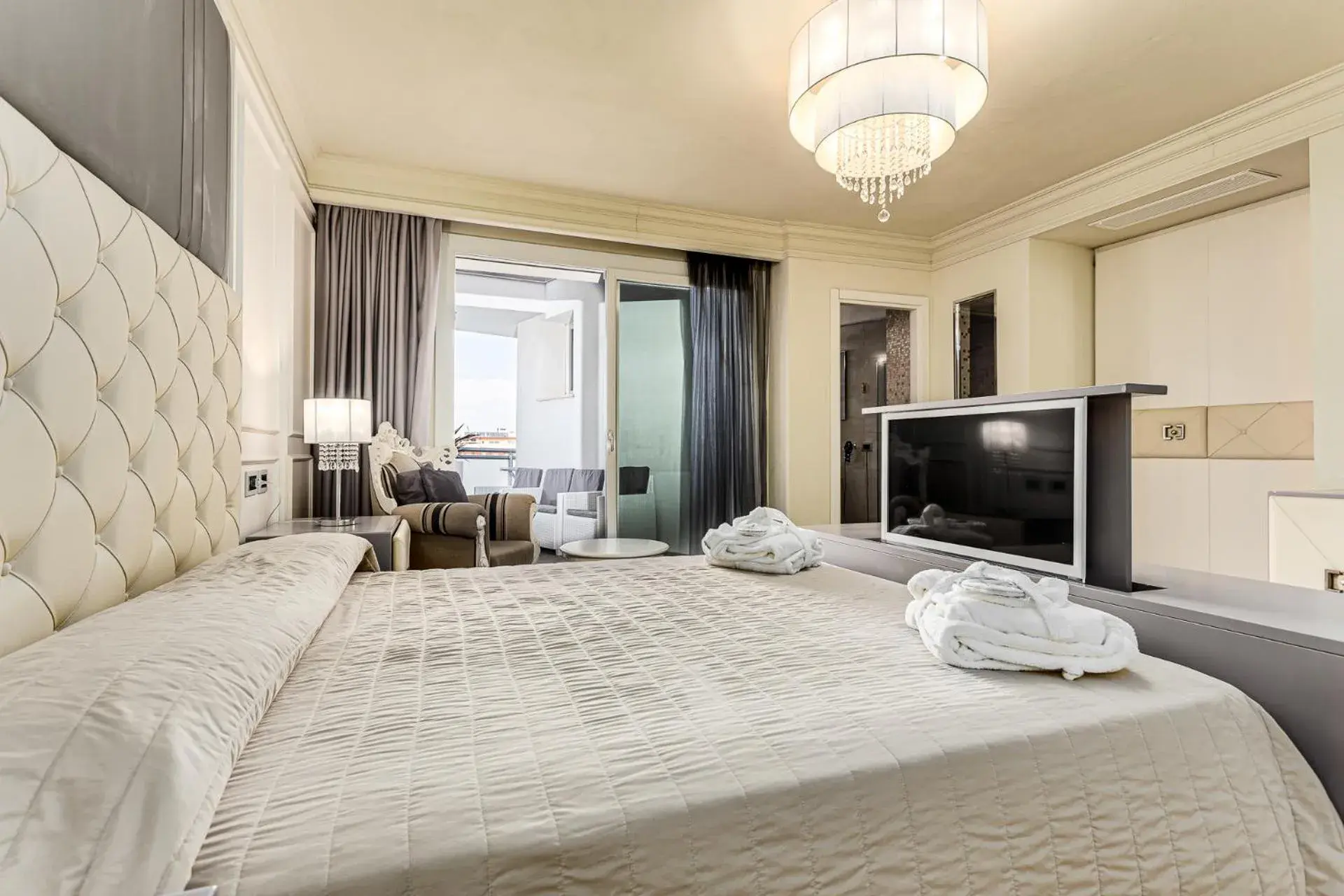 Bed, TV/Entertainment Center in Hotel Buratti