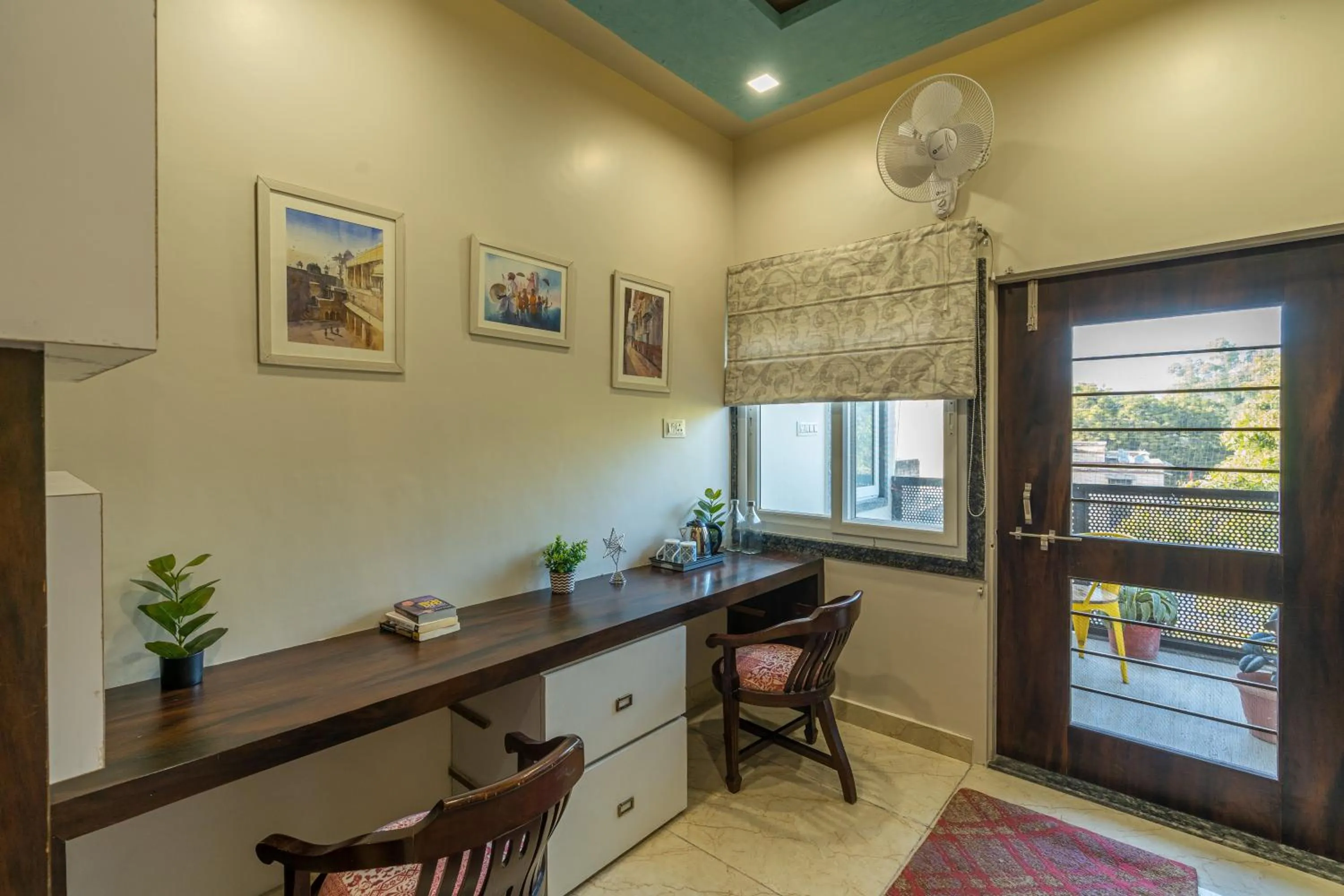 hair dresser in Zostel Bundi