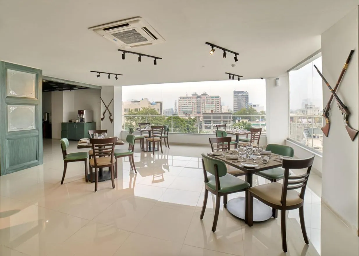 Restaurant/places to eat in Avari Xpress Gulberg