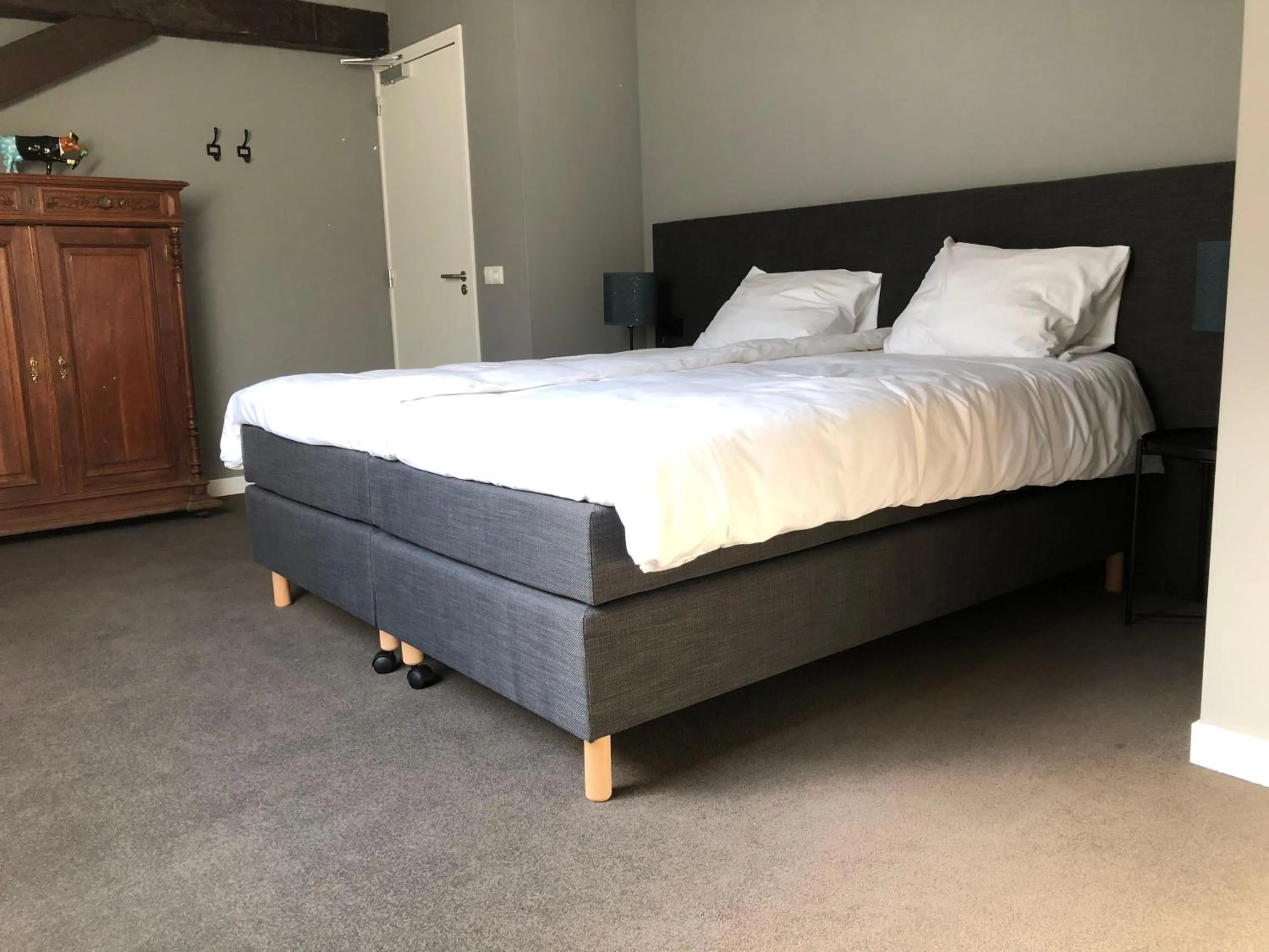 Bed in De Pastorie Bed & Breakfast