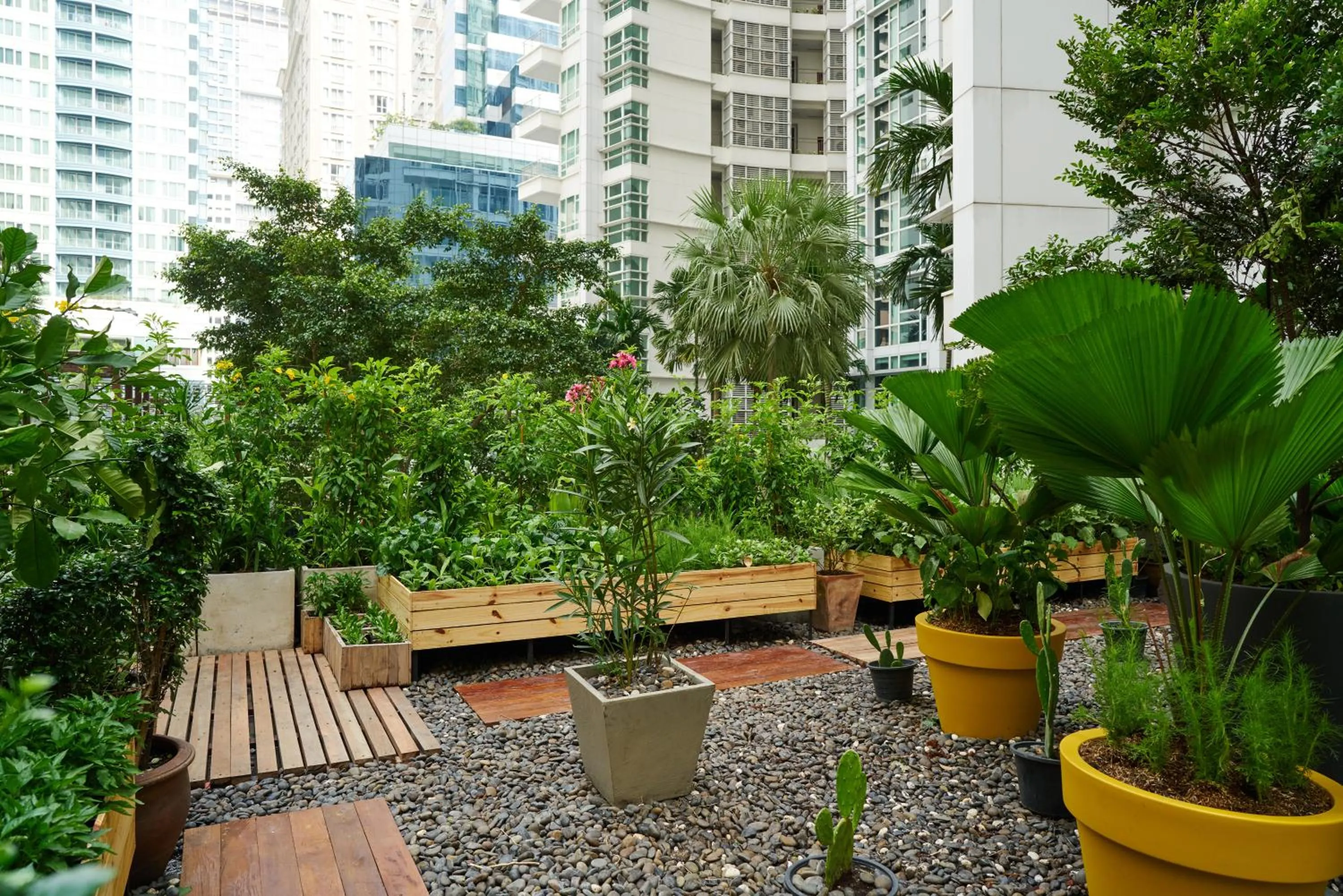 Garden in Dusit Suites Hotel Ratchadamri, Bangkok
