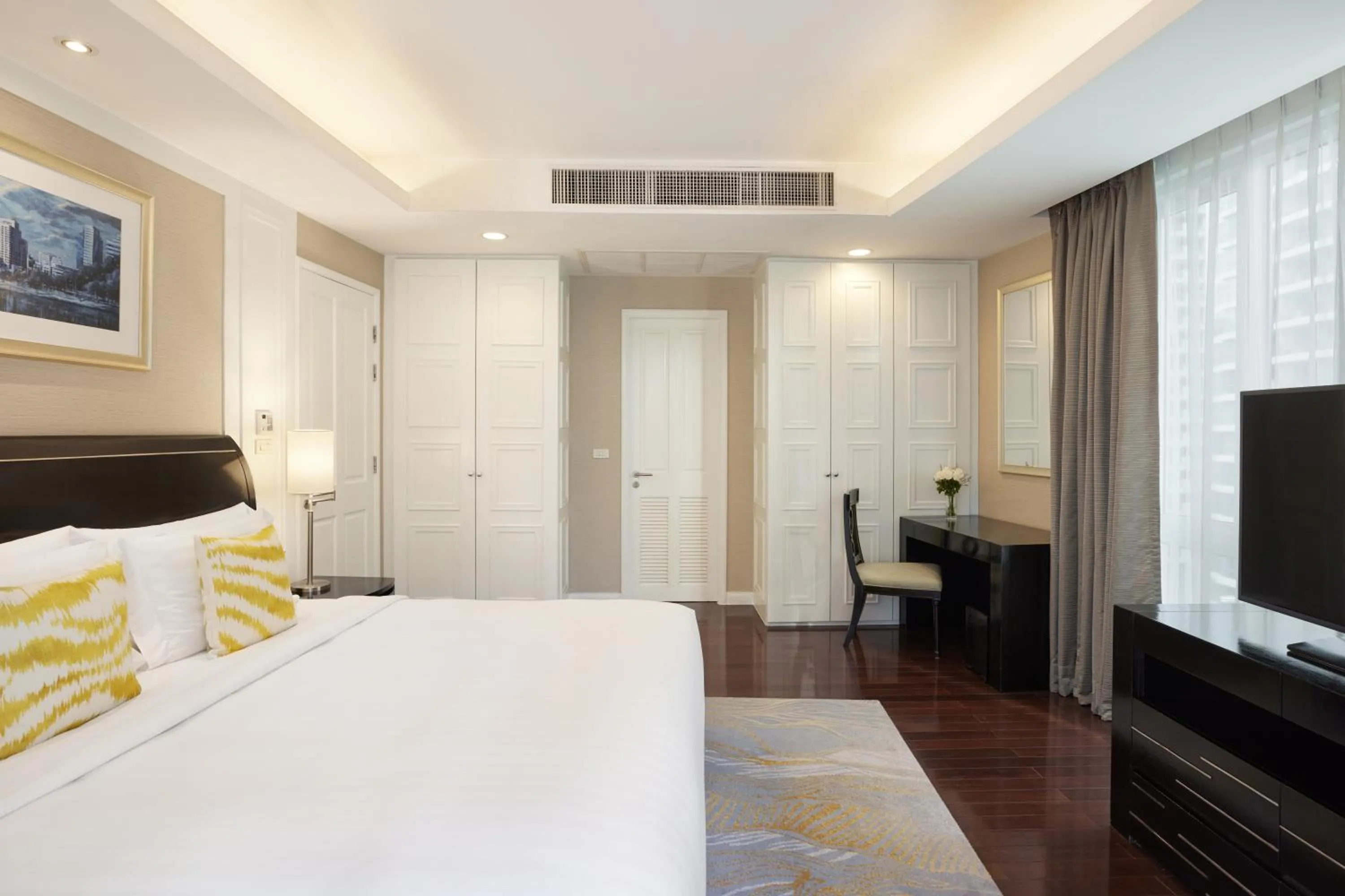 Bed in Dusit Suites Hotel Ratchadamri, Bangkok