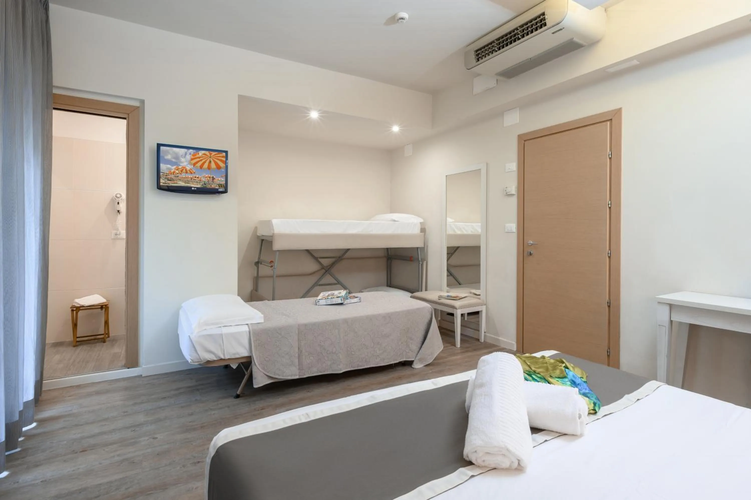 bunk bed, Bed in Atlas Hotel