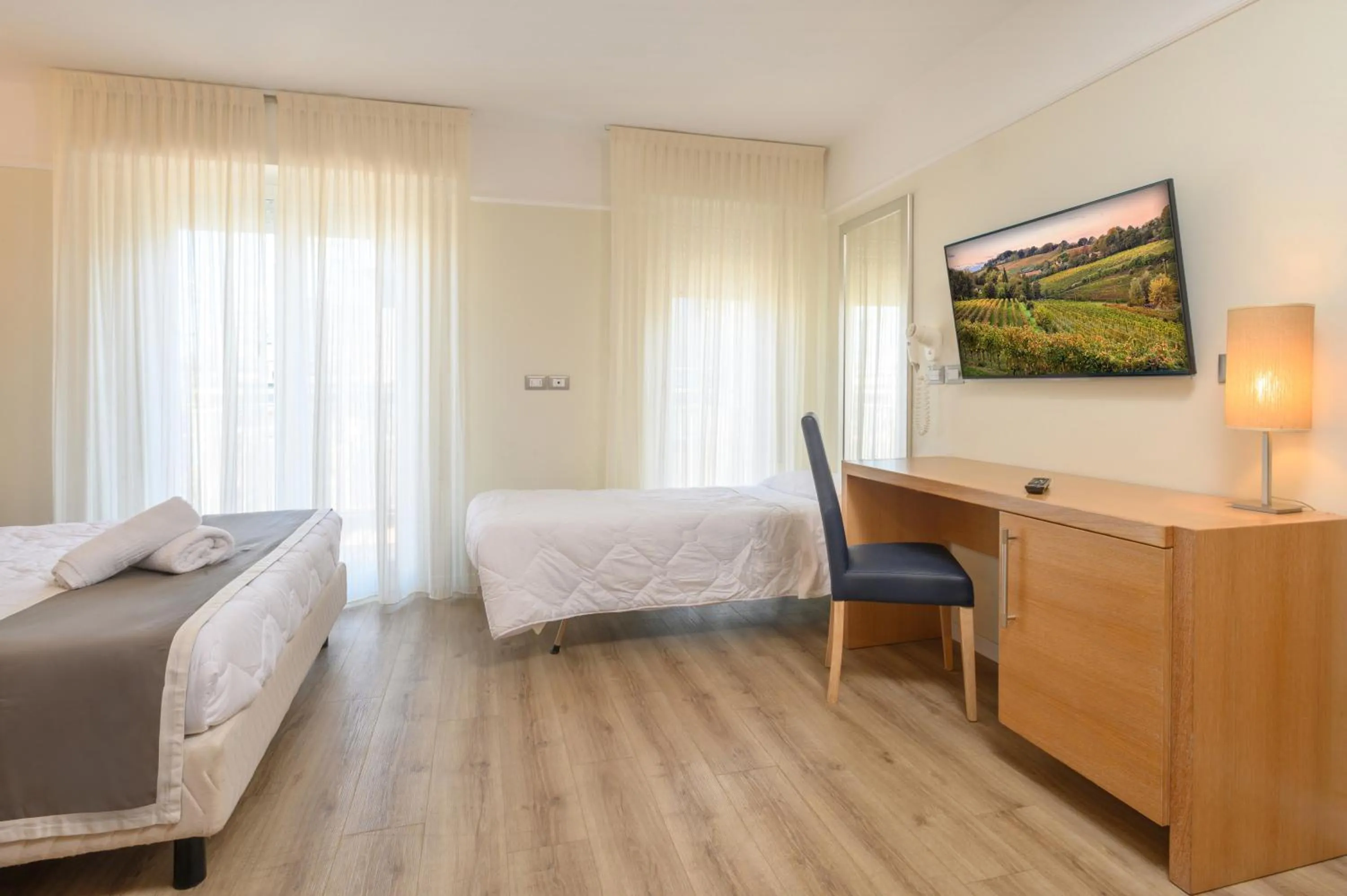 Bedroom, Bed in Atlas Hotel