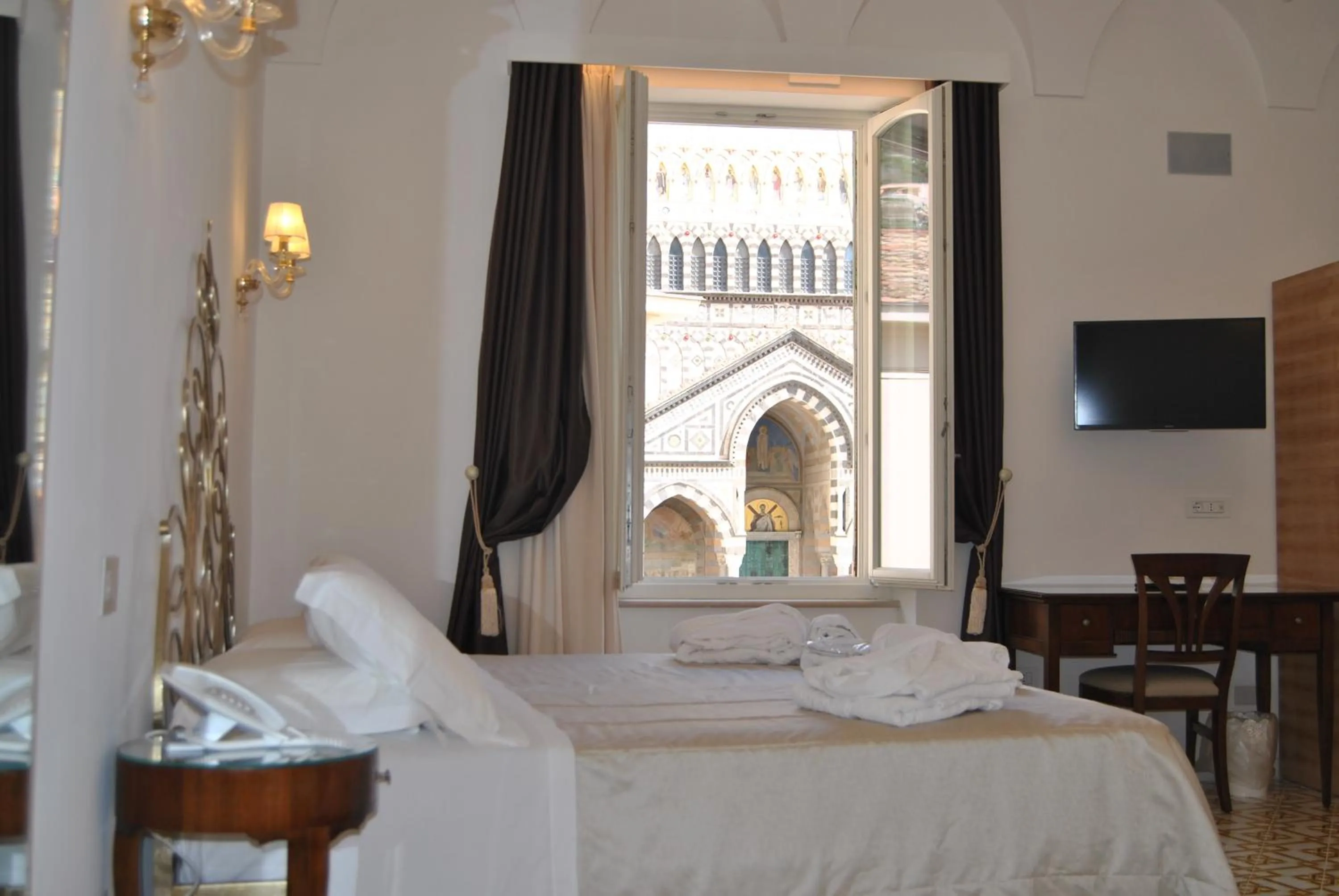 View (from property/room), Bed in Core Amalfitano City Suites