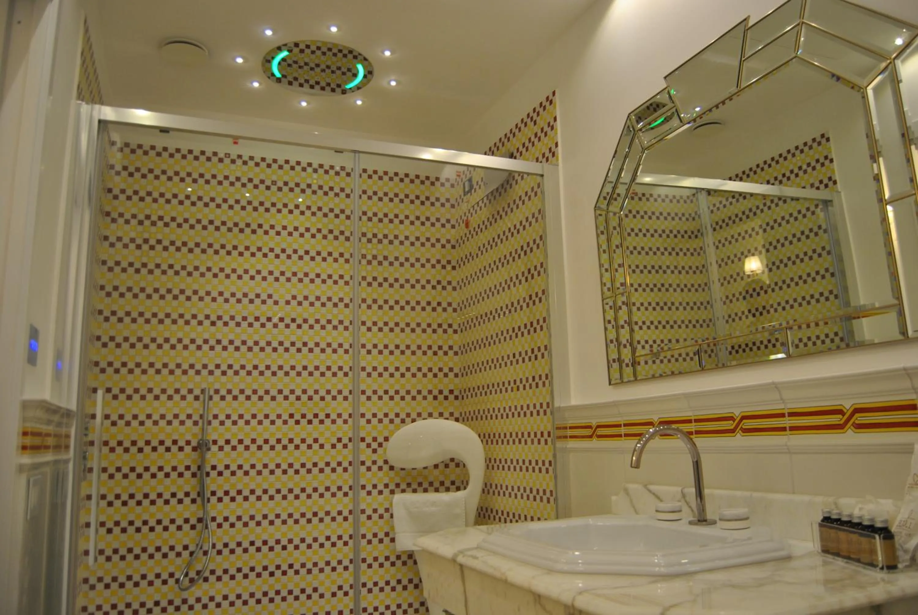Shower in Core Amalfitano City Suites