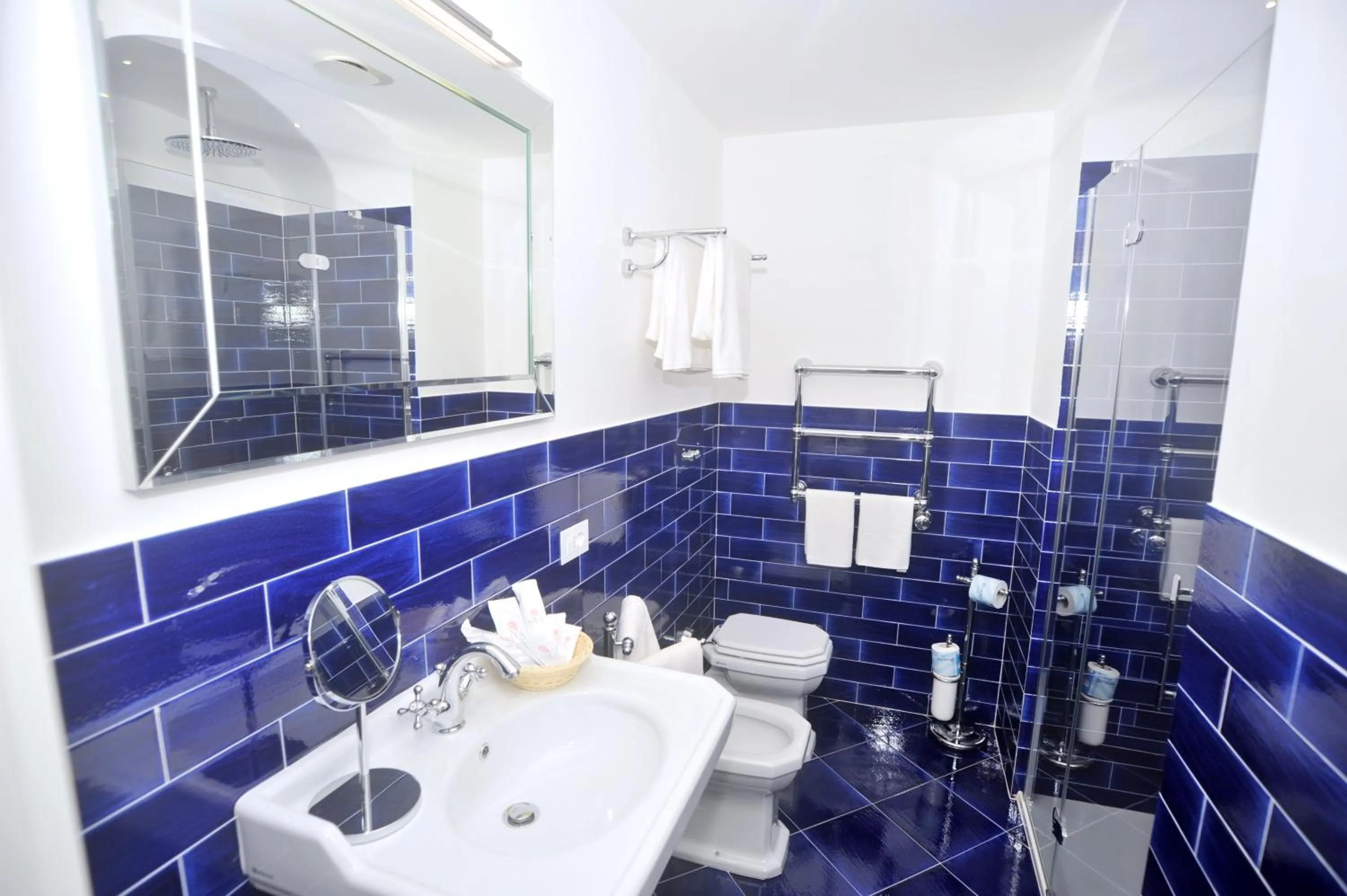 Shower in Core Amalfitano City Suites