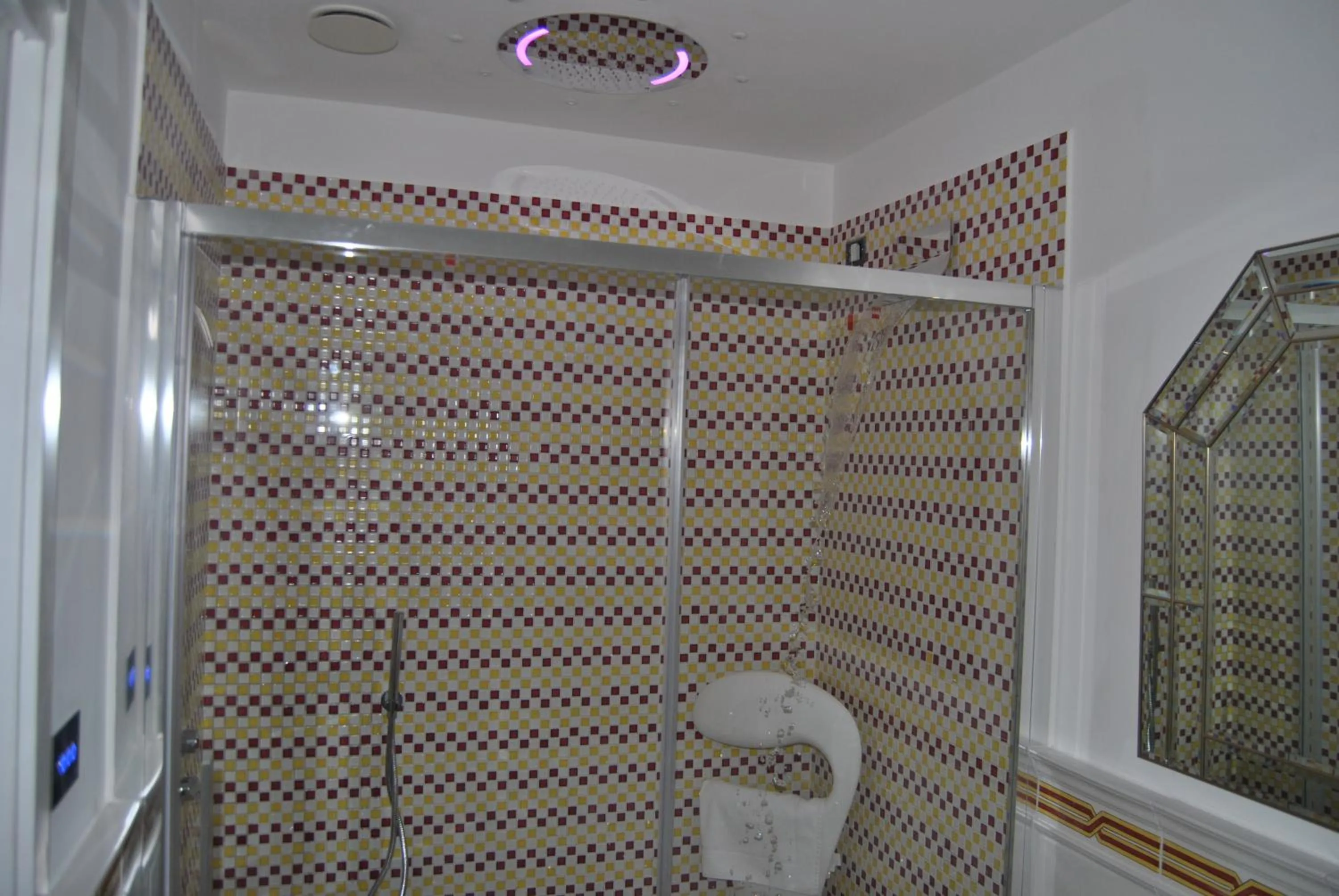 Shower in Core Amalfitano City Suites