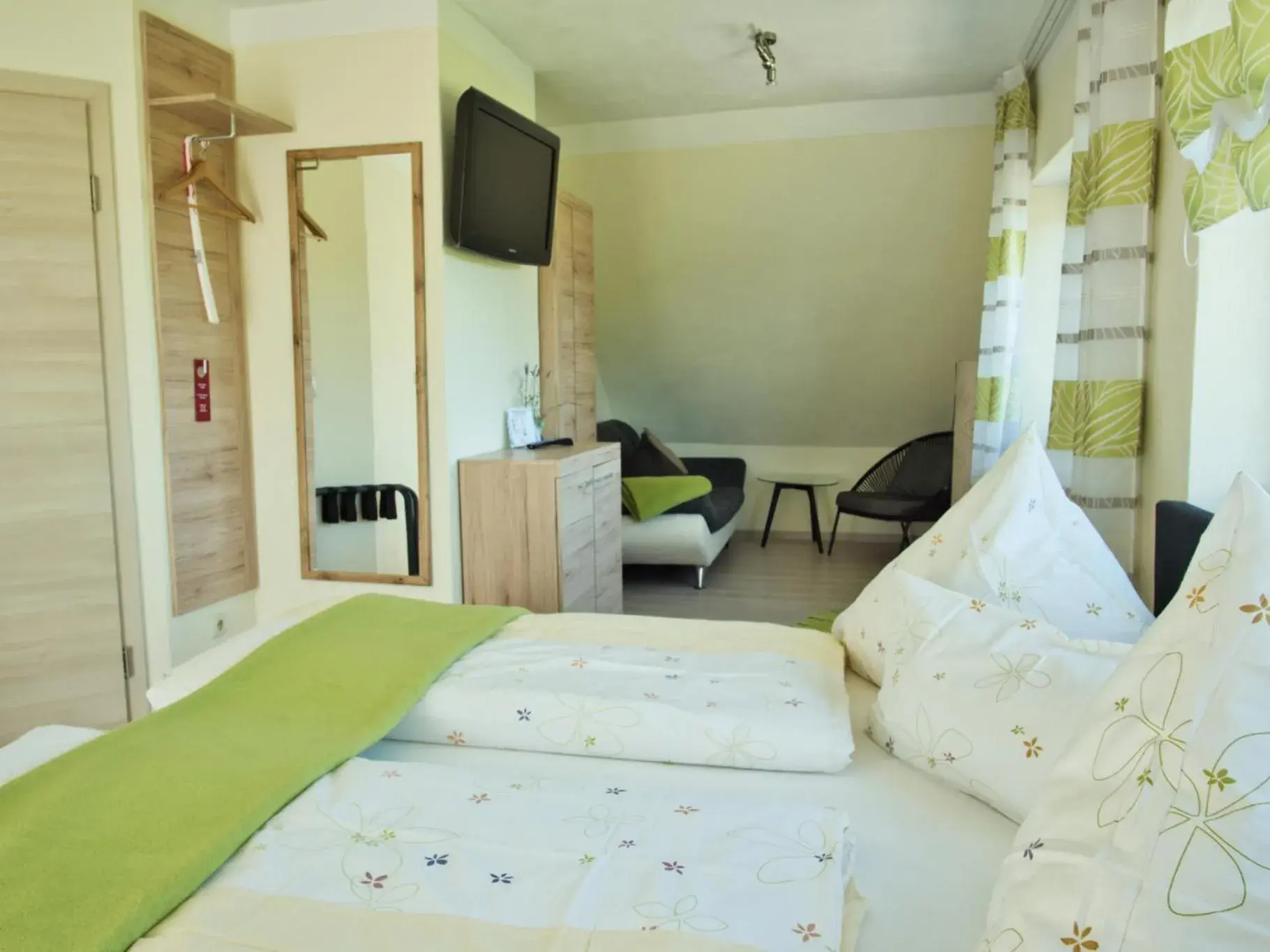 Double Room with Balcony - single occupancy in Kirschberghof Gästehaus und Weinverkauf Double Room with Balcony - single occupancy in Kirschberghof Gästehaus und Weinverkauf