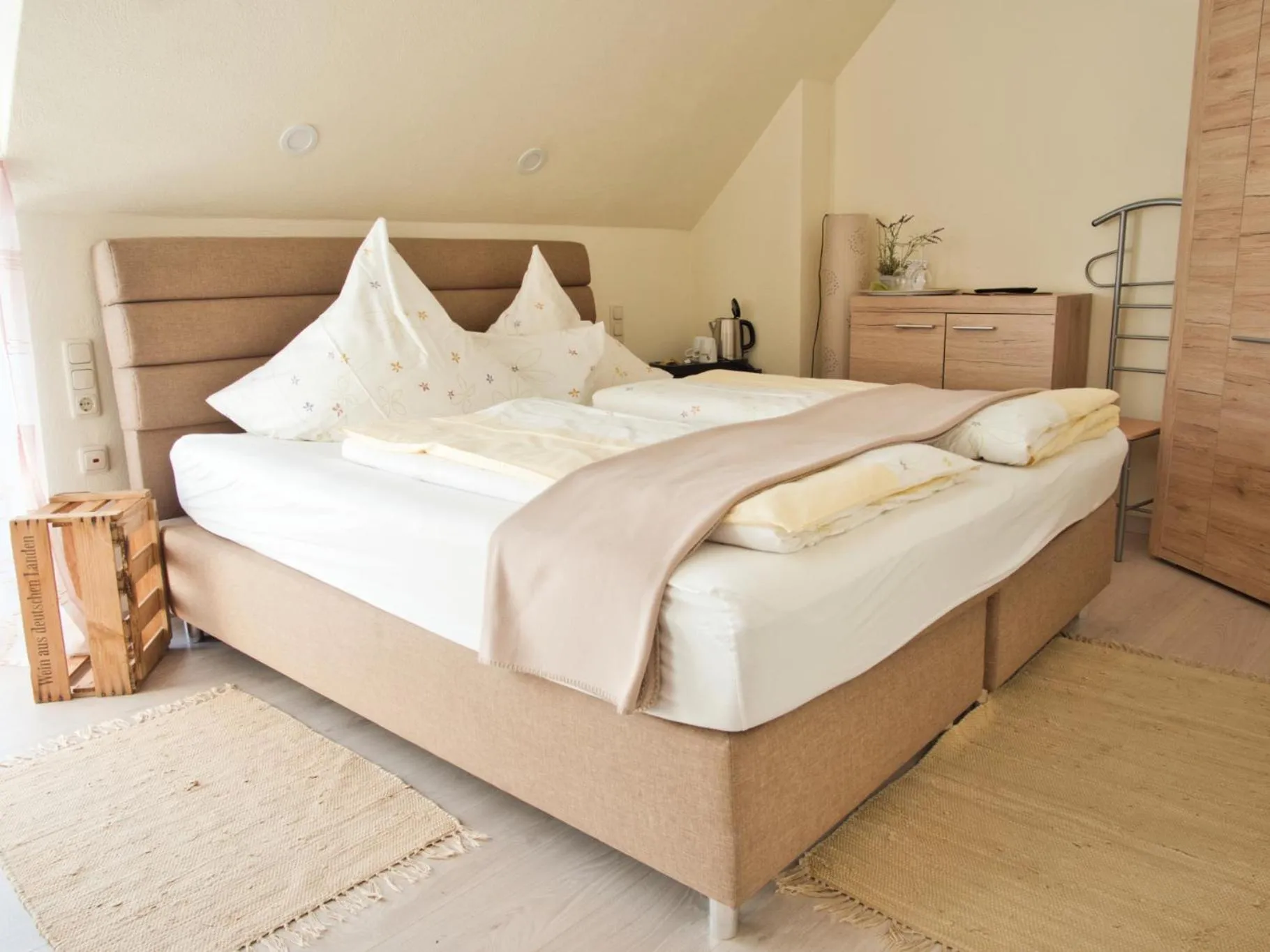 Photo of the whole room, Bed in Kirschberghof Gästehaus und Weinverkauf