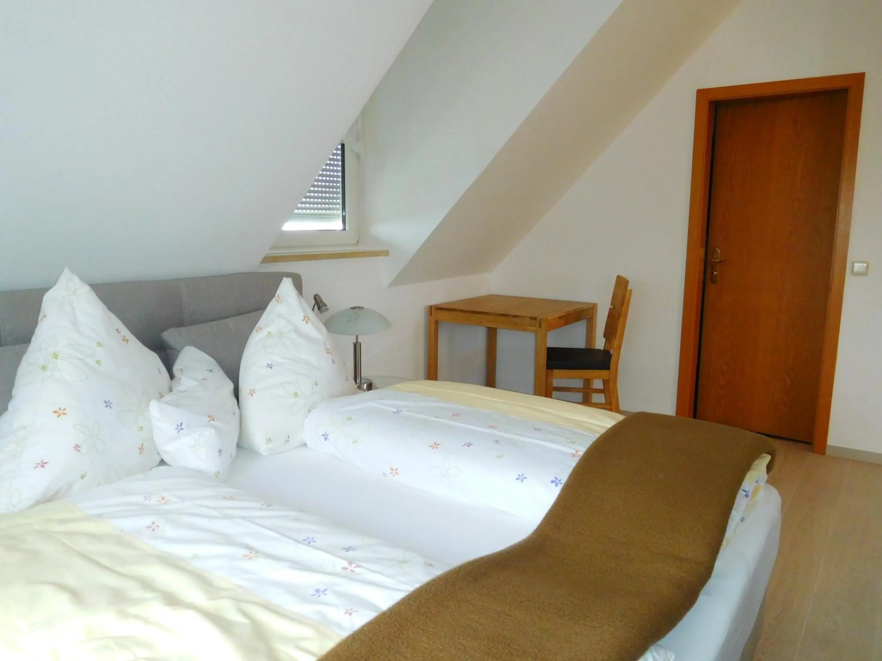 Bed in Kirschberghof Gästehaus und Weinverkauf