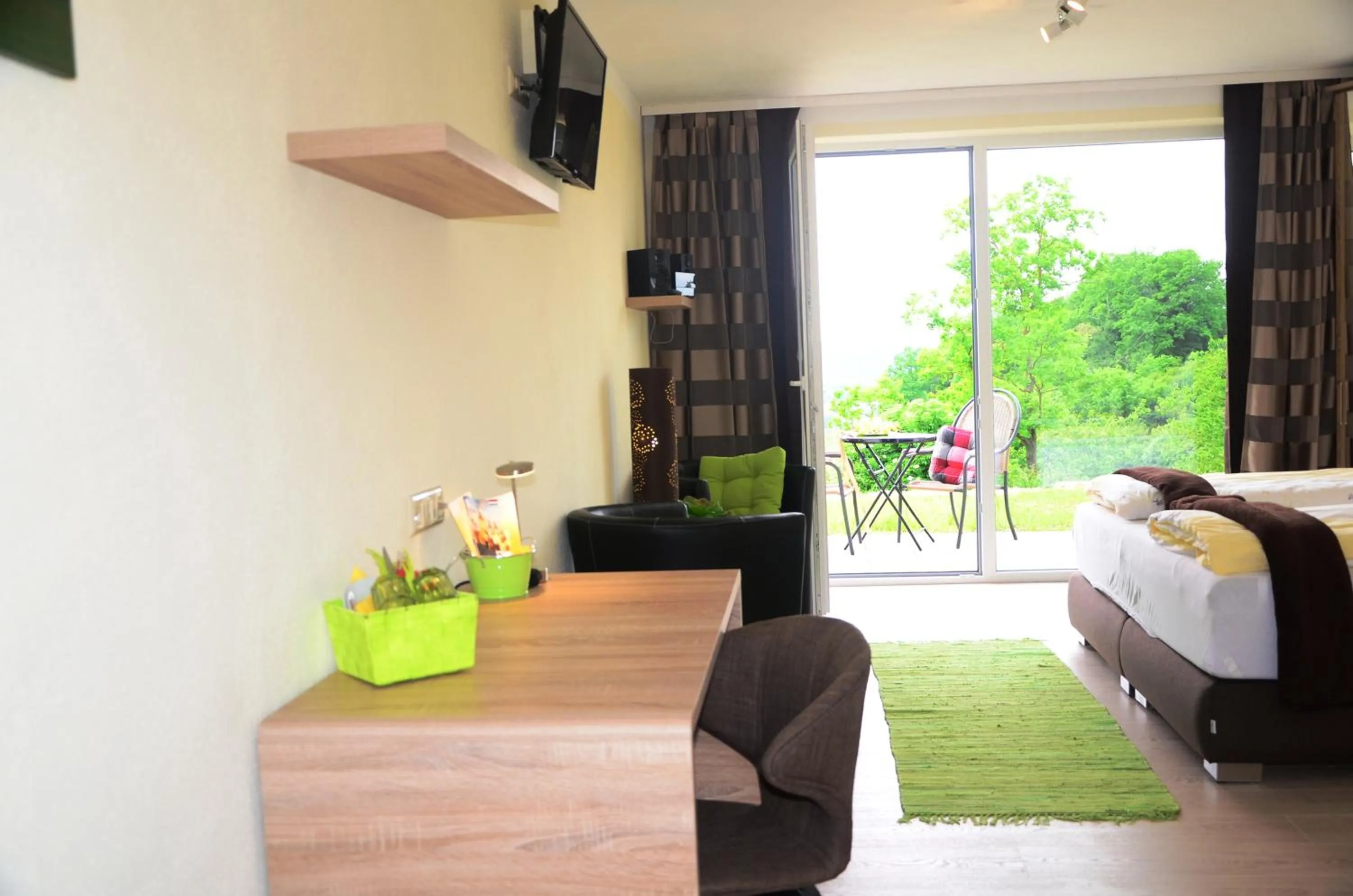 Balcony/Terrace, Bed in Kirschberghof Gästehaus und Weinverkauf