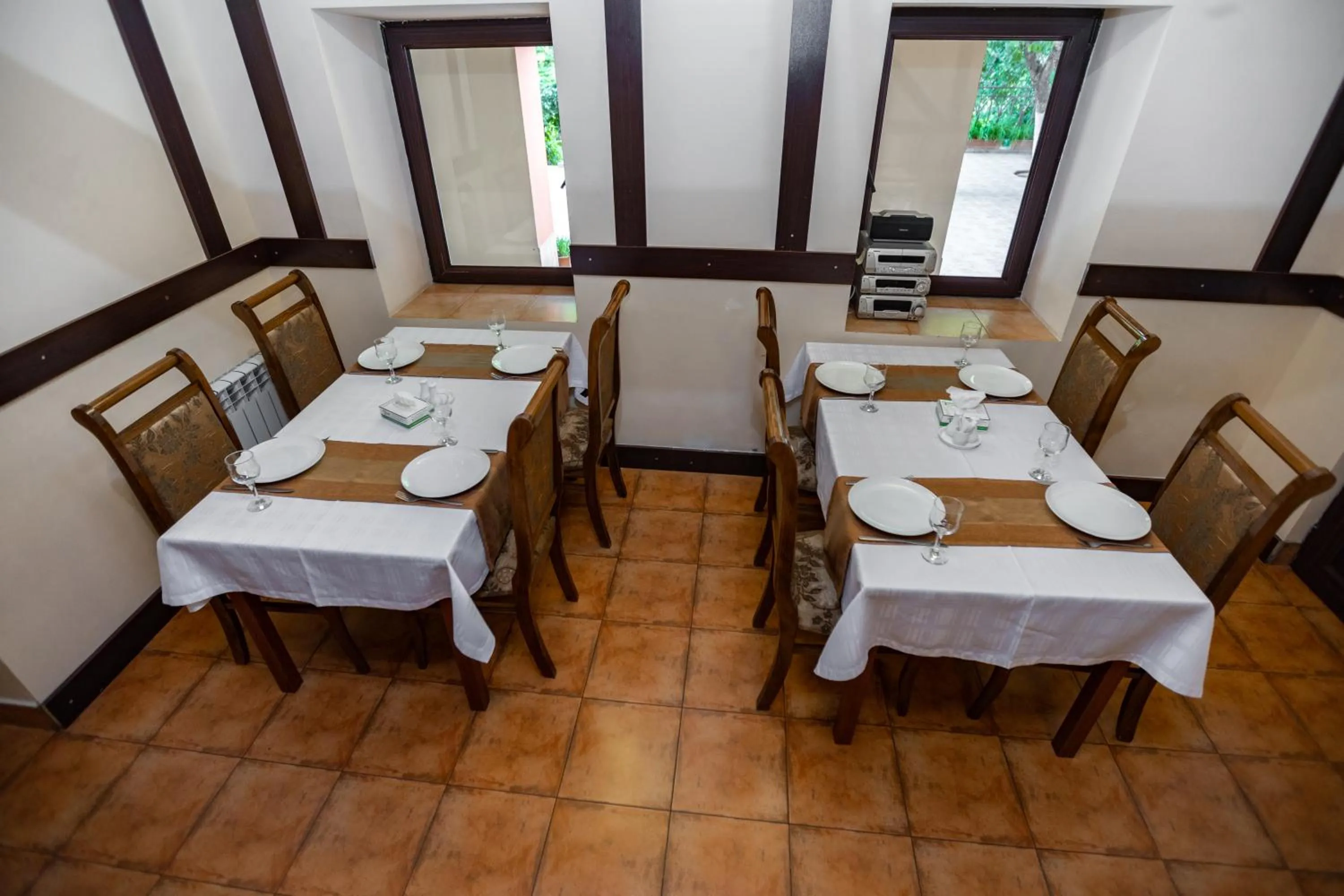 Restaurant/places to eat in Ariana Family Hotel