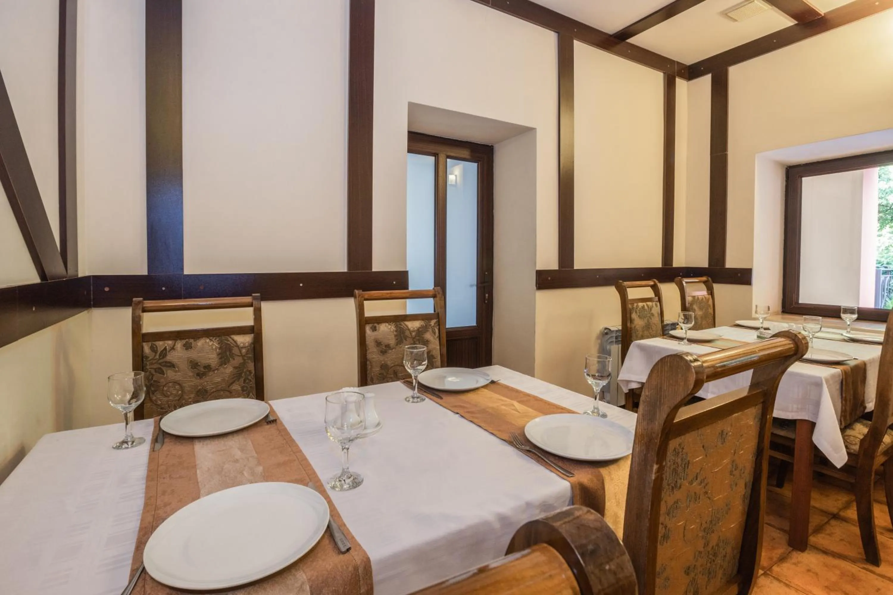 Restaurant/places to eat in Ariana Family Hotel