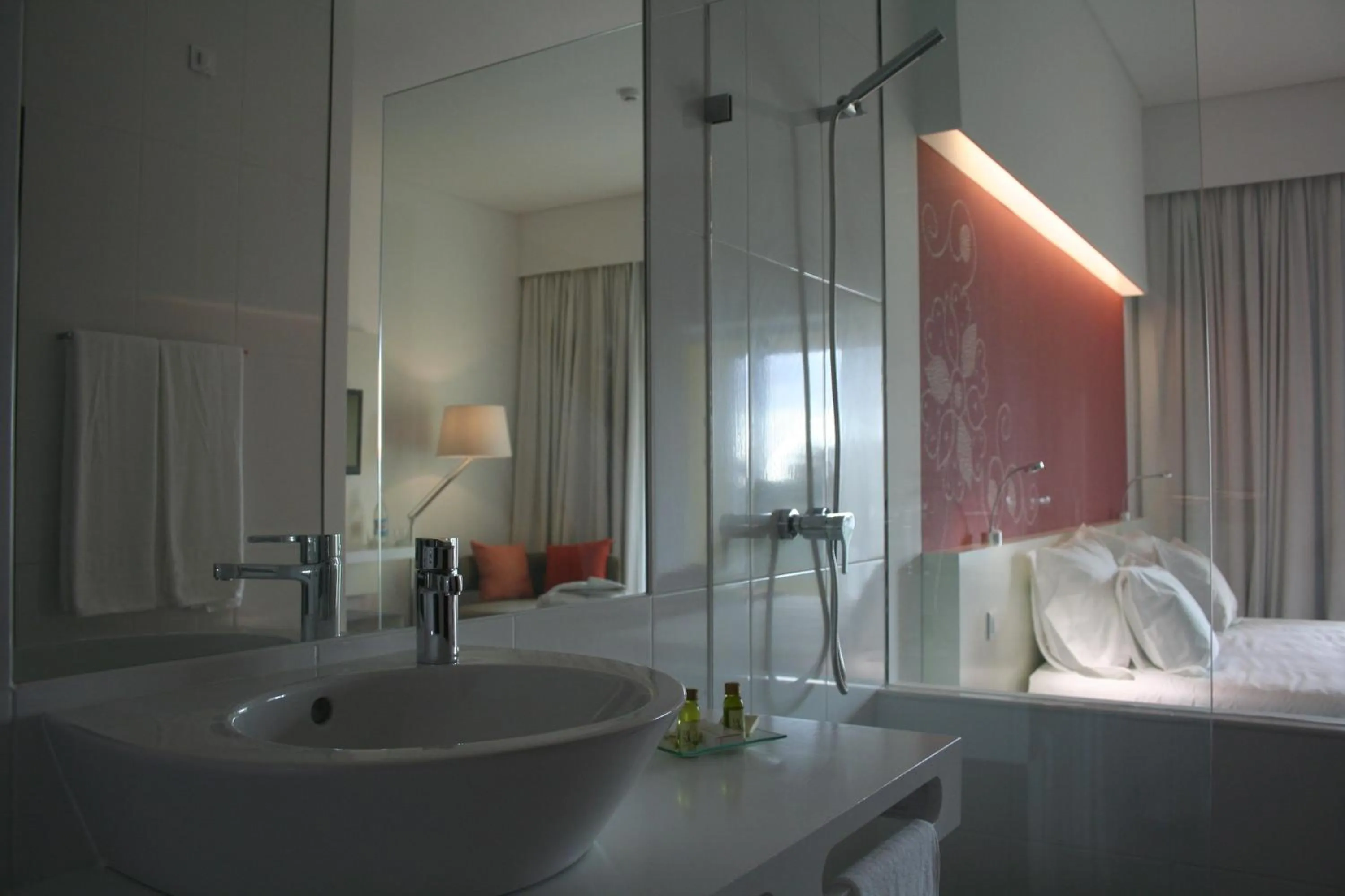 Bathroom, Bed in Monte Filipe Hotel