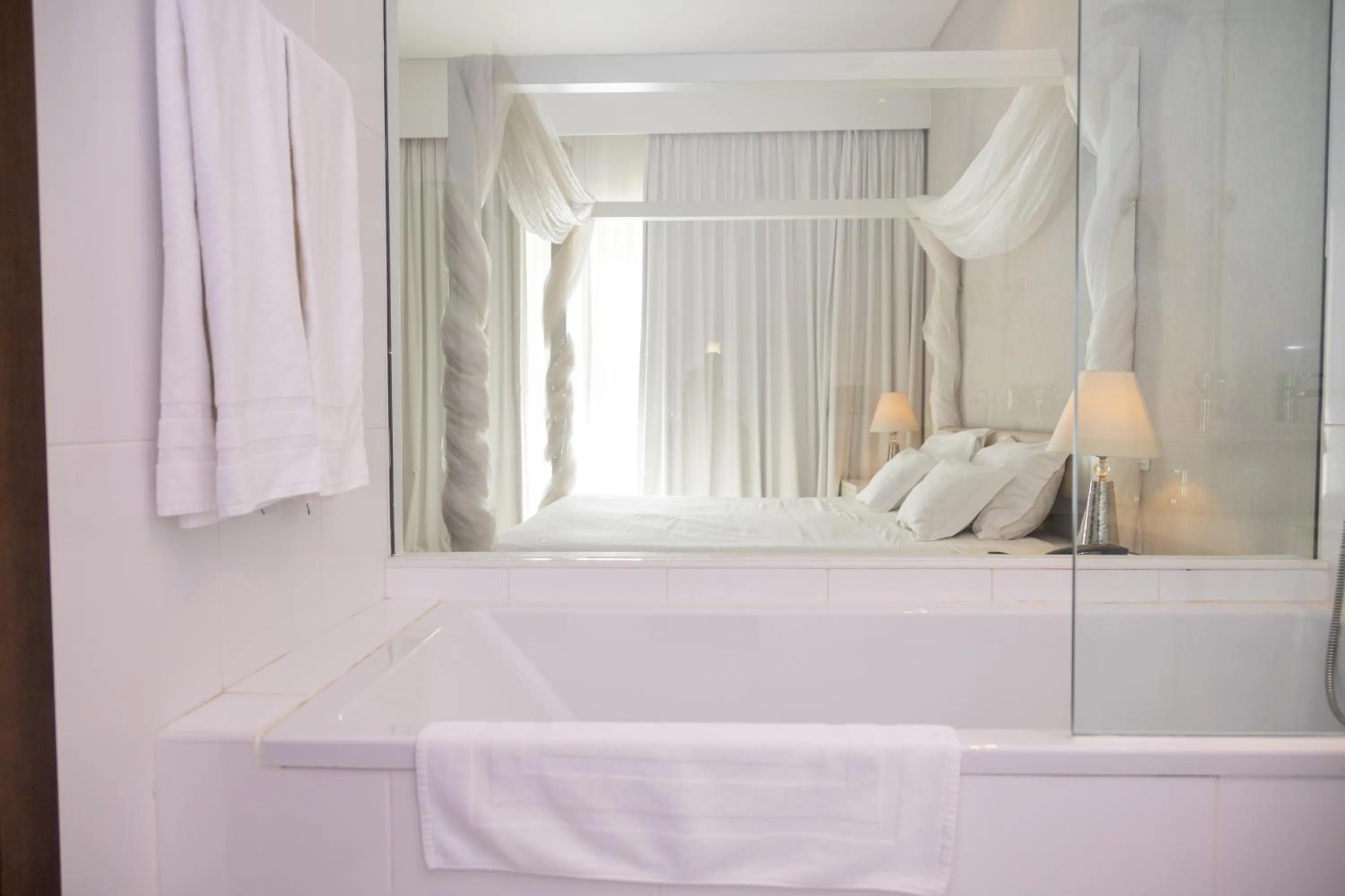 Bathroom, Bed in Monte Filipe Hotel