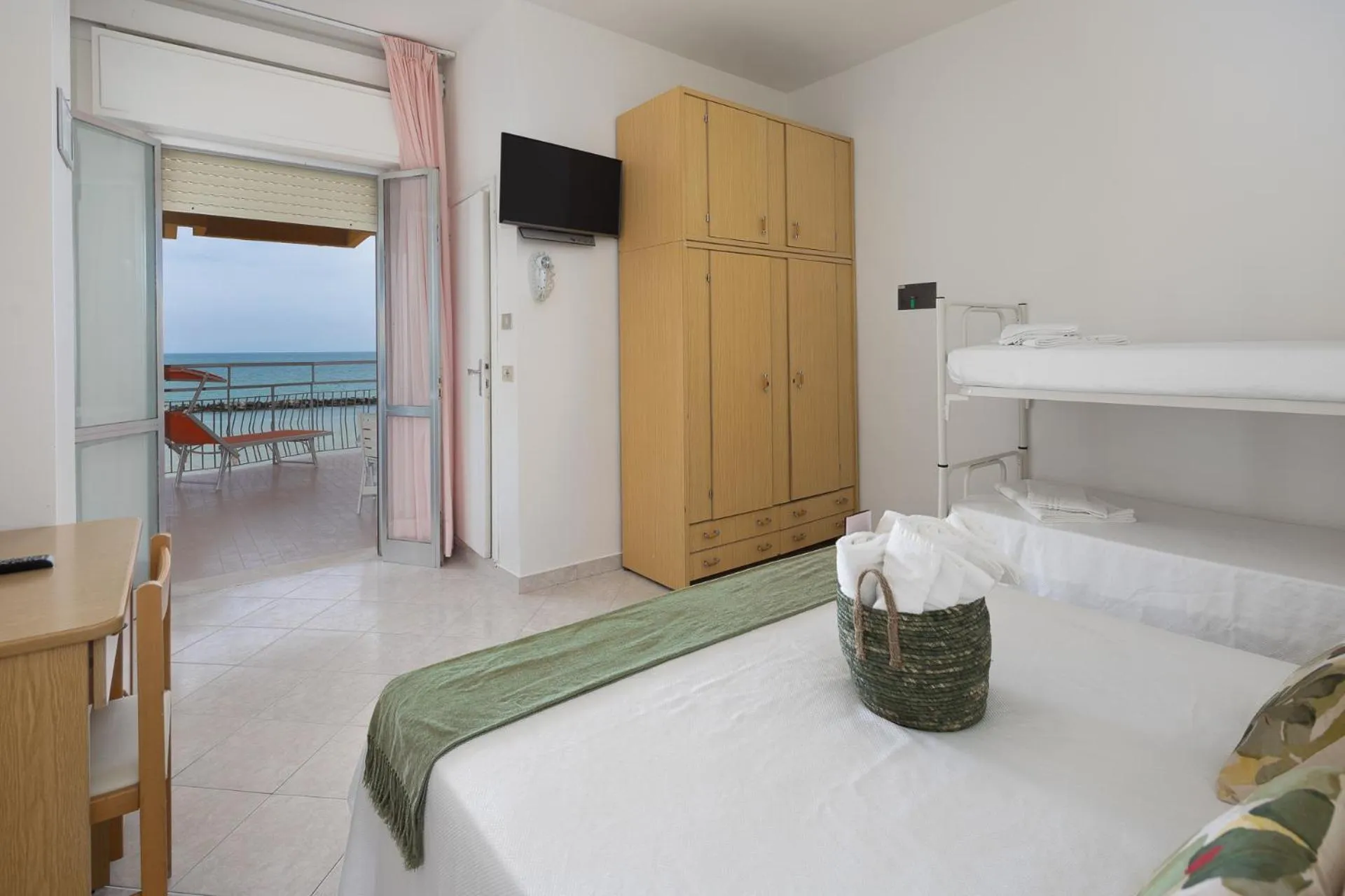 Photo of the whole room, Bed in Hotel Cola Frontemare