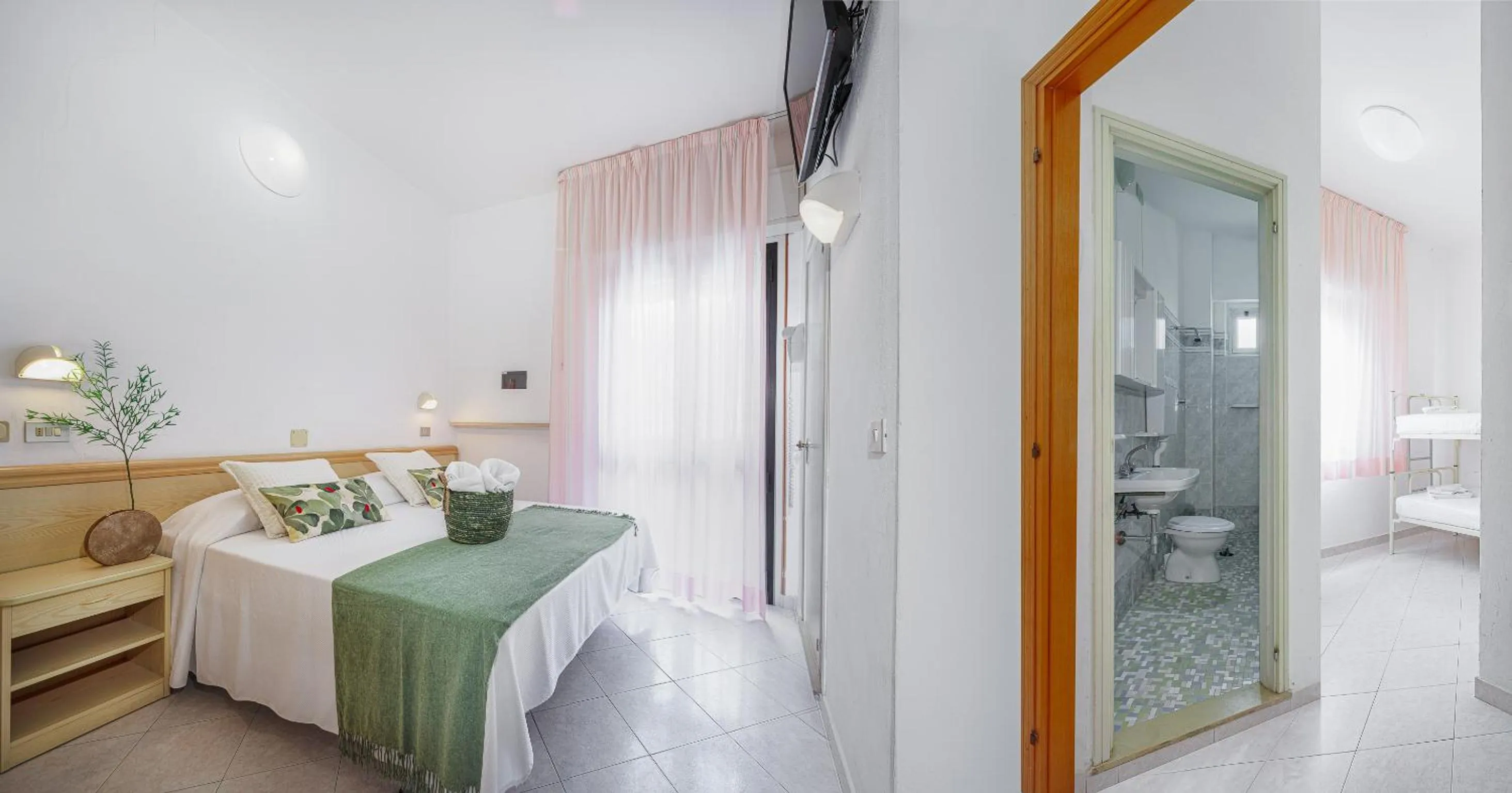 Photo of the whole room, Bed in Hotel Cola Frontemare