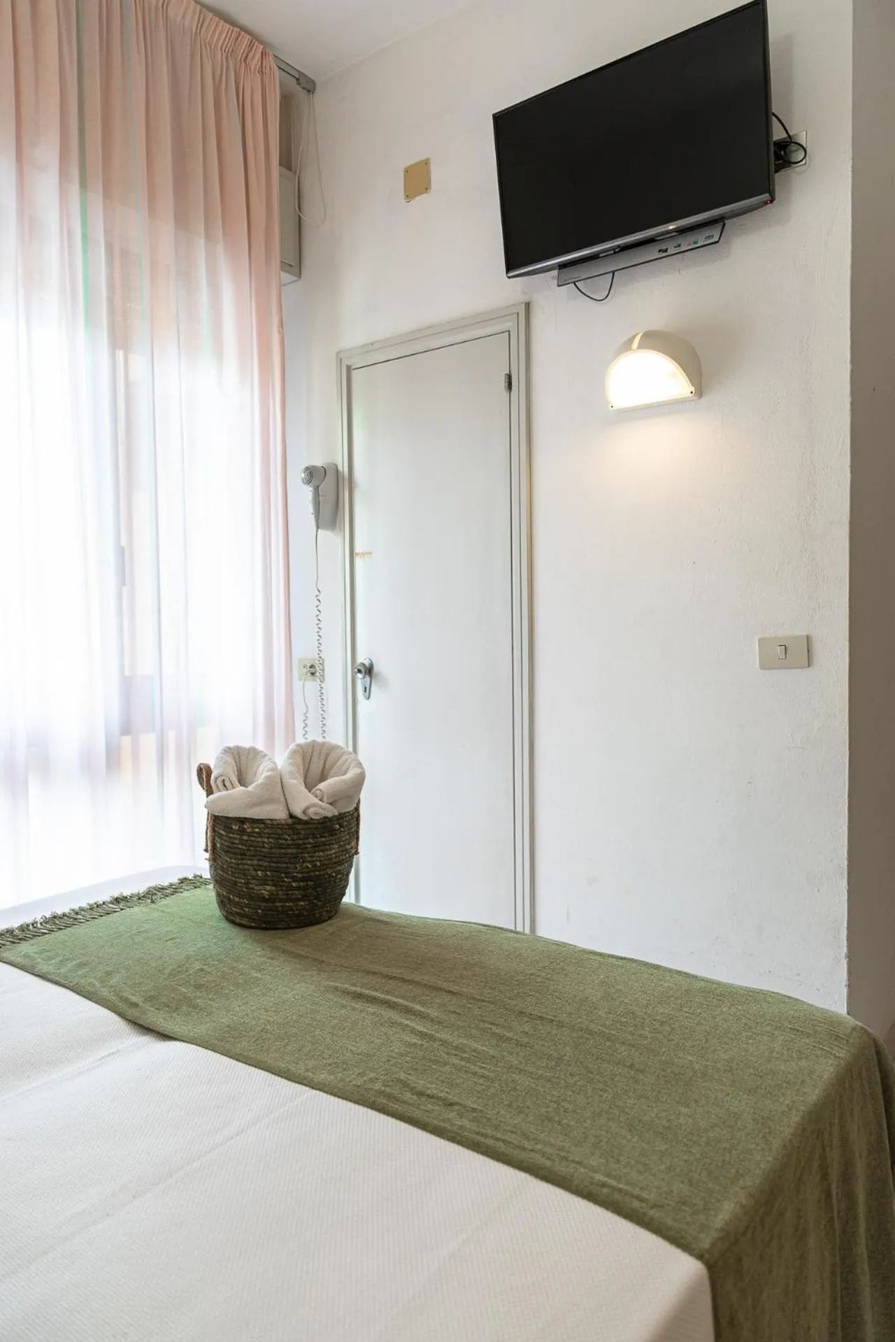 Photo of the whole room, Bed in Hotel Cola Frontemare