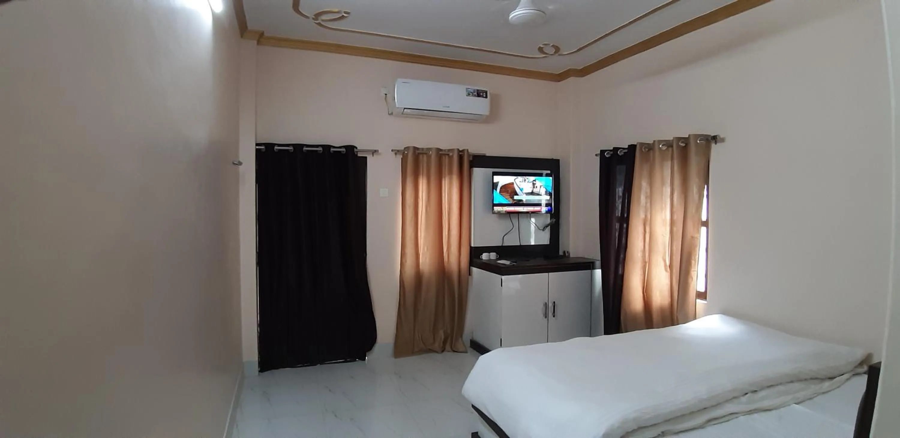 Photo of the whole room, Bed in Sita Inn Home Stay Away From Home By Hotel Sita Varanasi